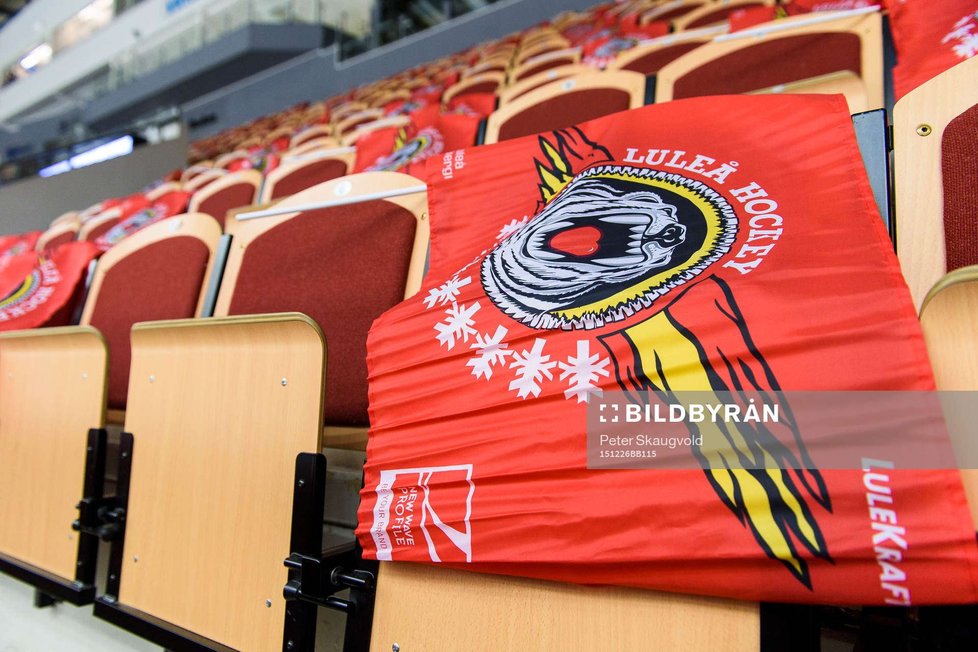 Flaggor läggs ut på stolarna i Coop Norrbotten Arena