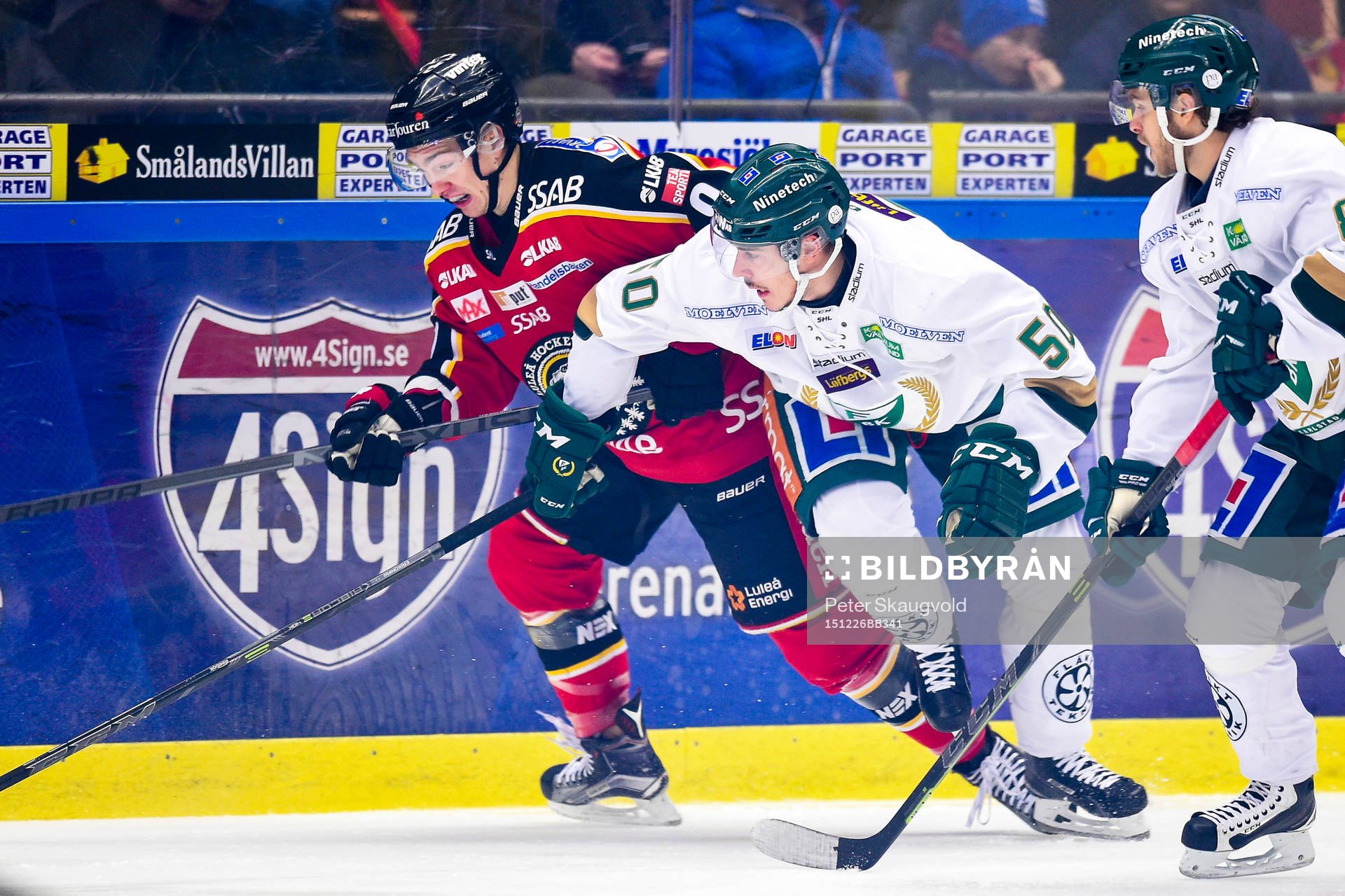 Luleås Johan Forsberg i kamp mot Färjestads Sebastian