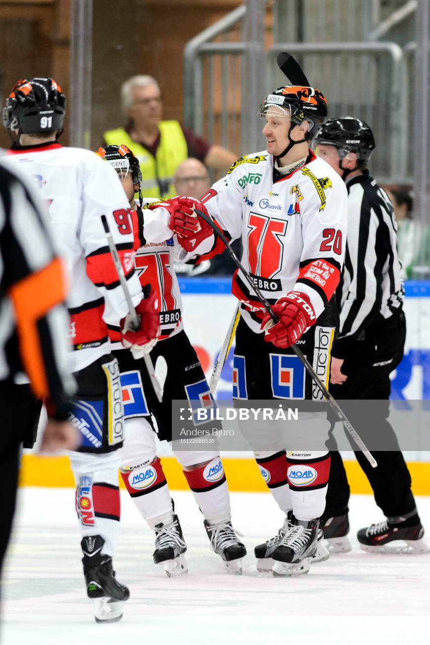 Örebros Jakub Krejcik och Greg Squires jublar med Marcus
