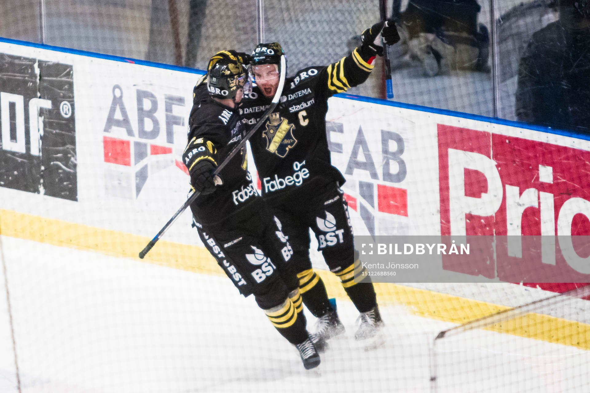 s Christian Sandberg jublar med Daniel Olsson Trkulja