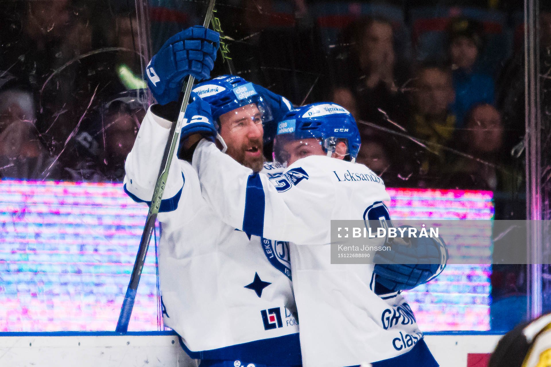 Leksands Tommi Paakkolanvaara jublar med Martin Grönberg