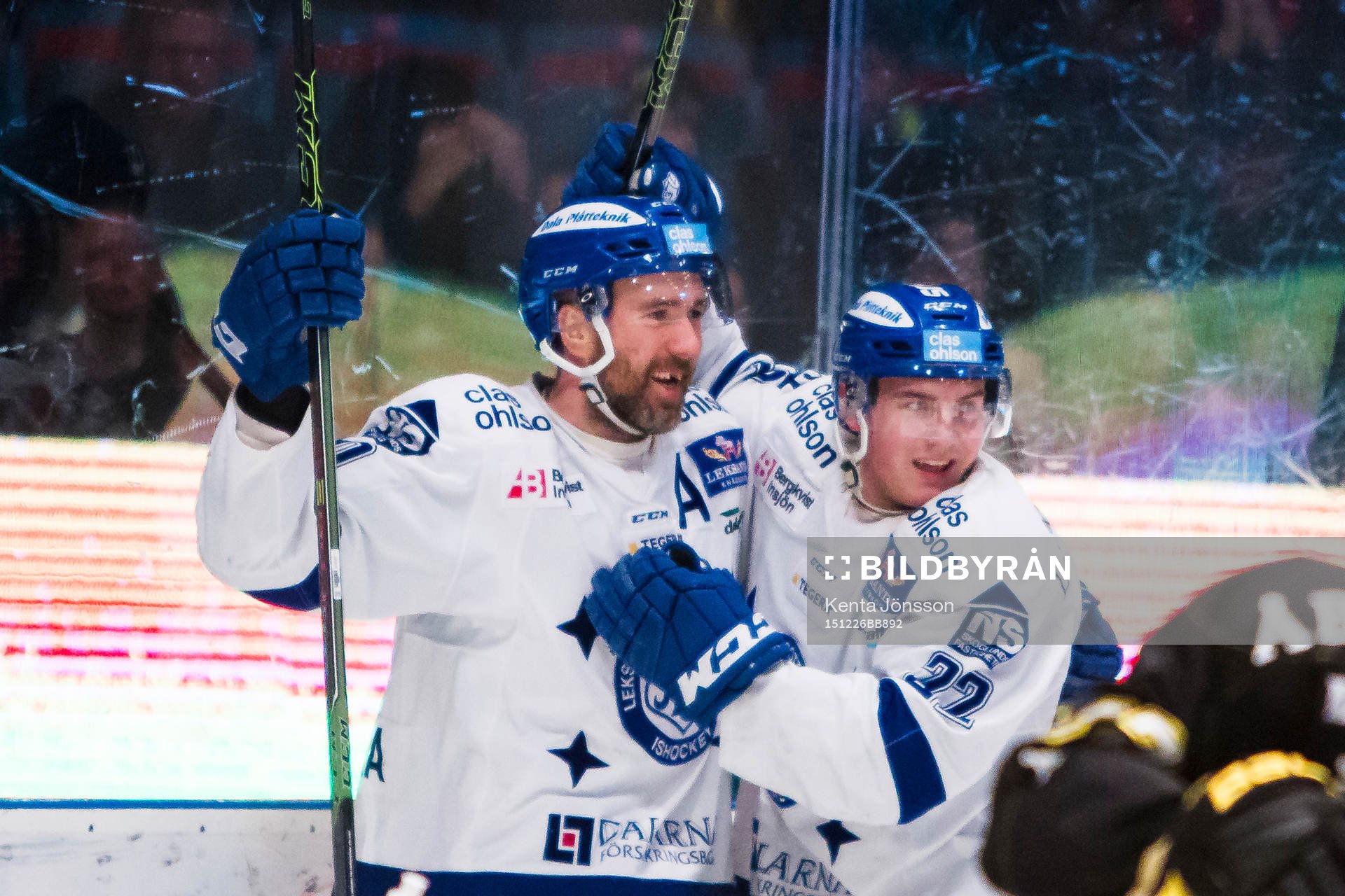 Leksands Tommi Paakkolanvaara jublar med Martin Grönberg