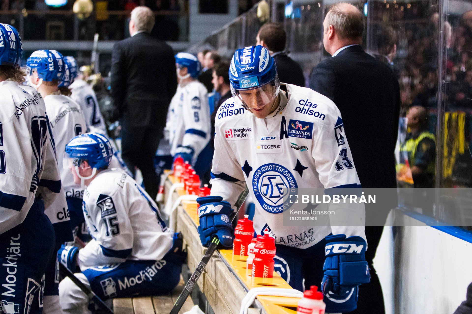 Leksands Jon Knuts har ont i avbytarbåset
