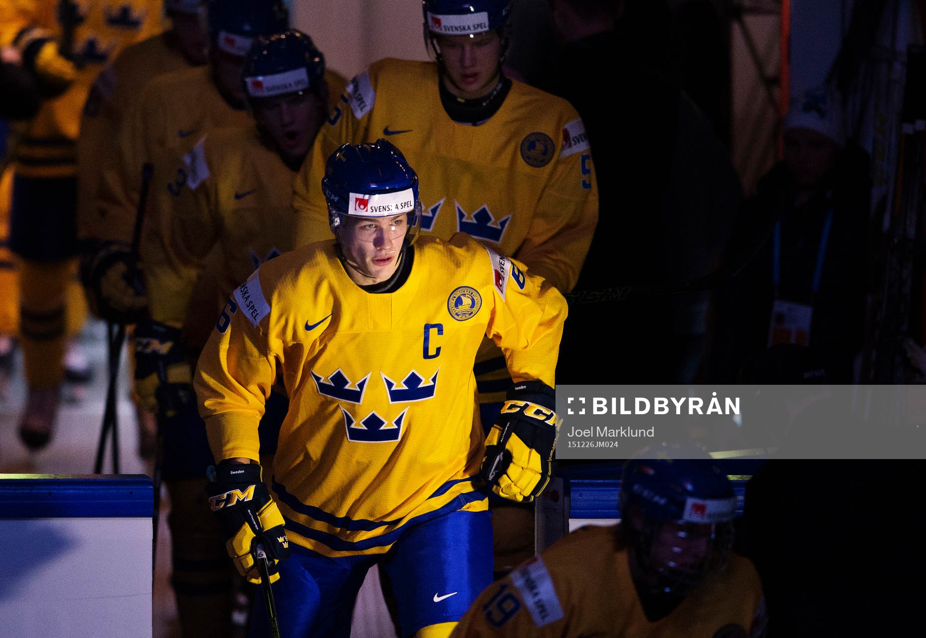 Sveriges Andreas Englund gör entré till ishockeymatchen i