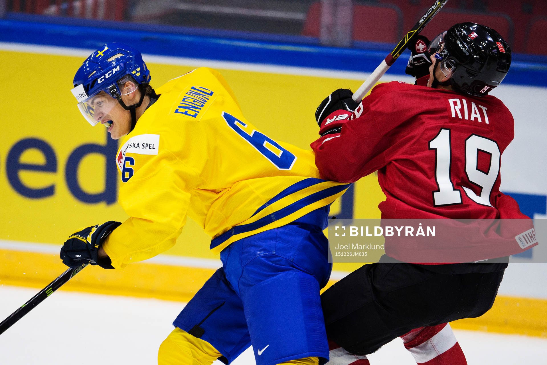 Sveriges Andreas Englund i en duell med Schweiz Damien Riat