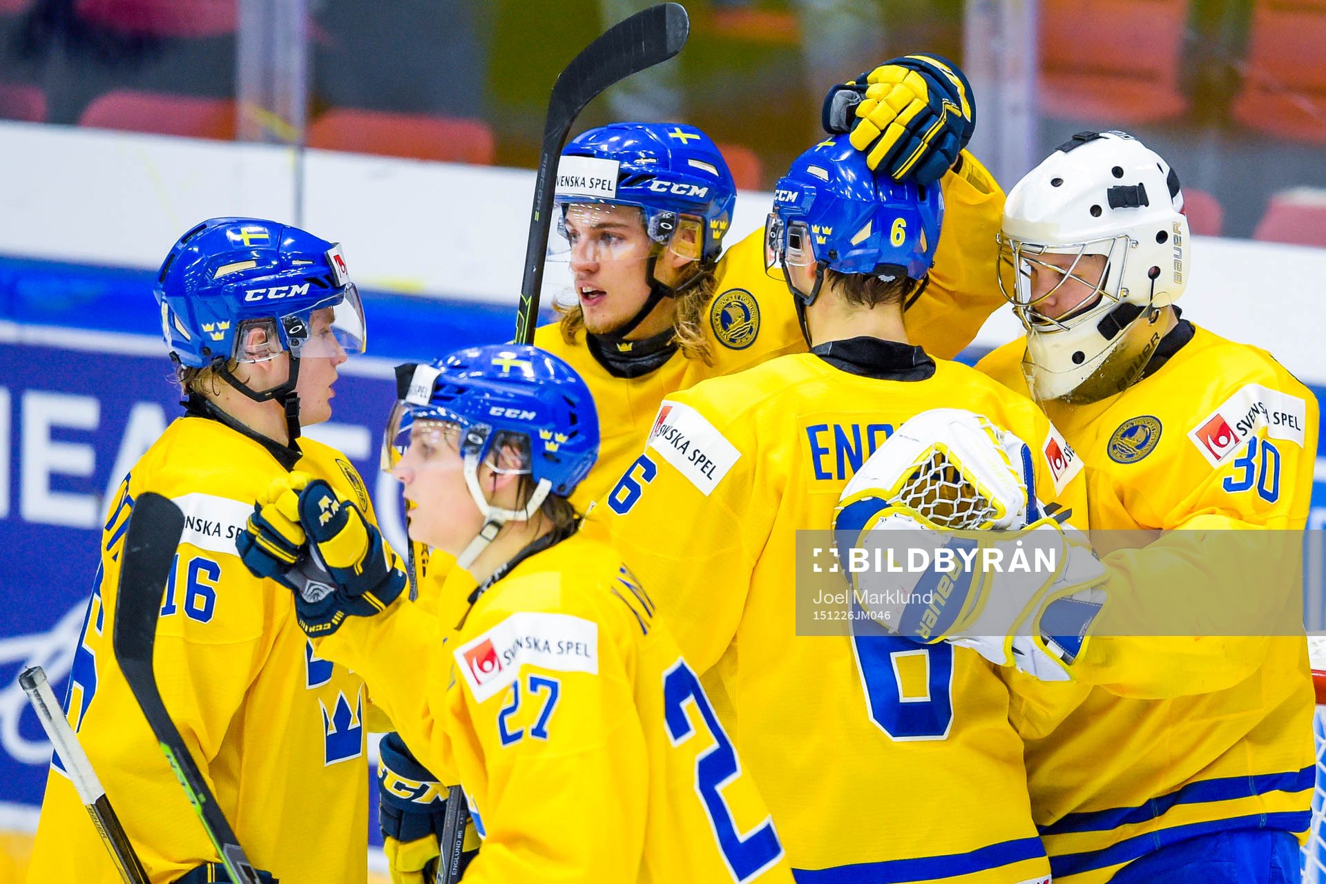 Sveriges spelare jublar med målvakten Linus Söderström