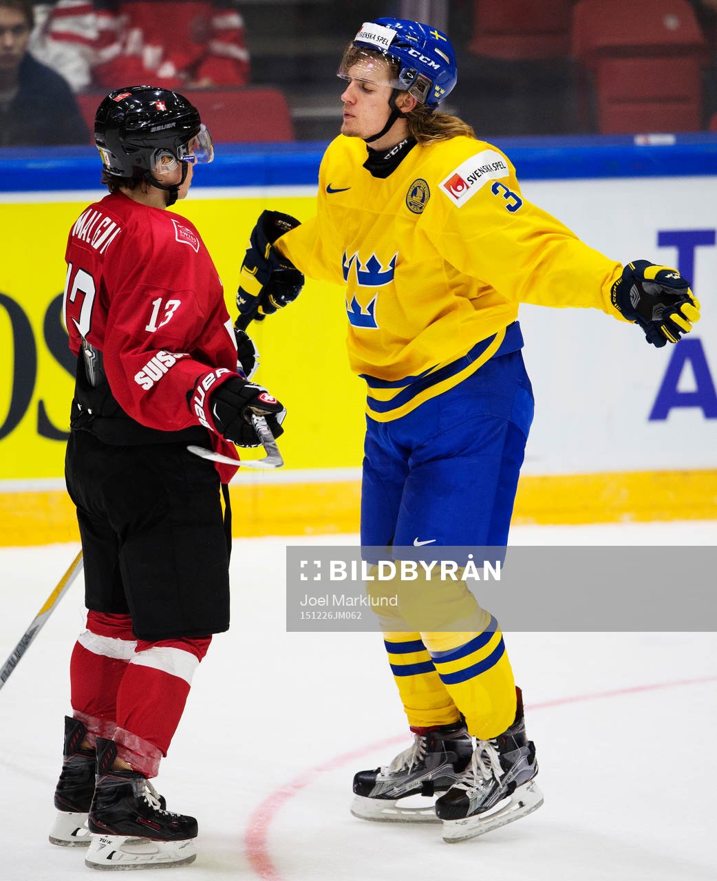 Schweiz Denis Malgin i bråk med Sveriges William Lagesson