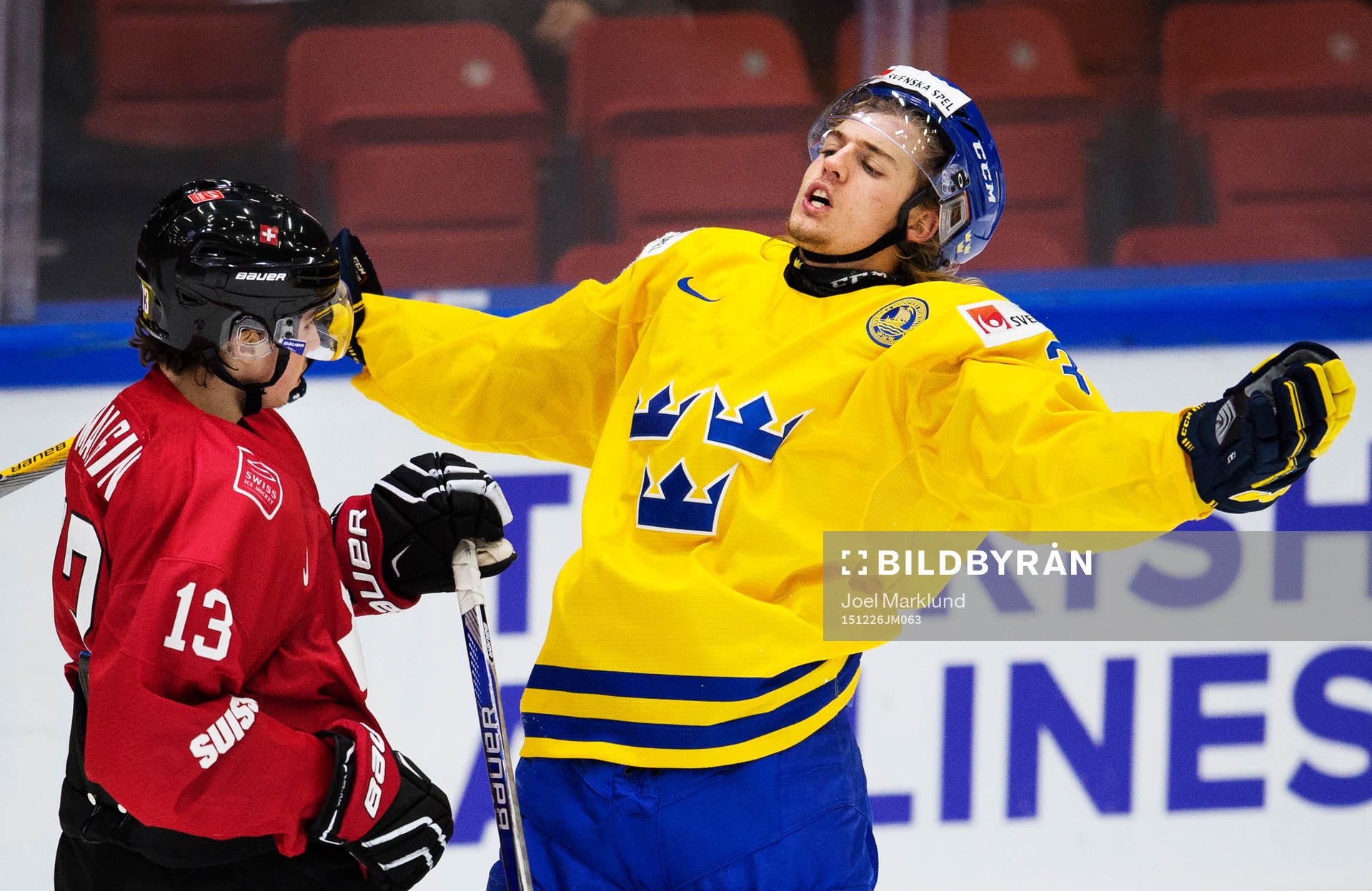 Schweiz Denis Malgin i bråk med Sveriges William Lagesson
