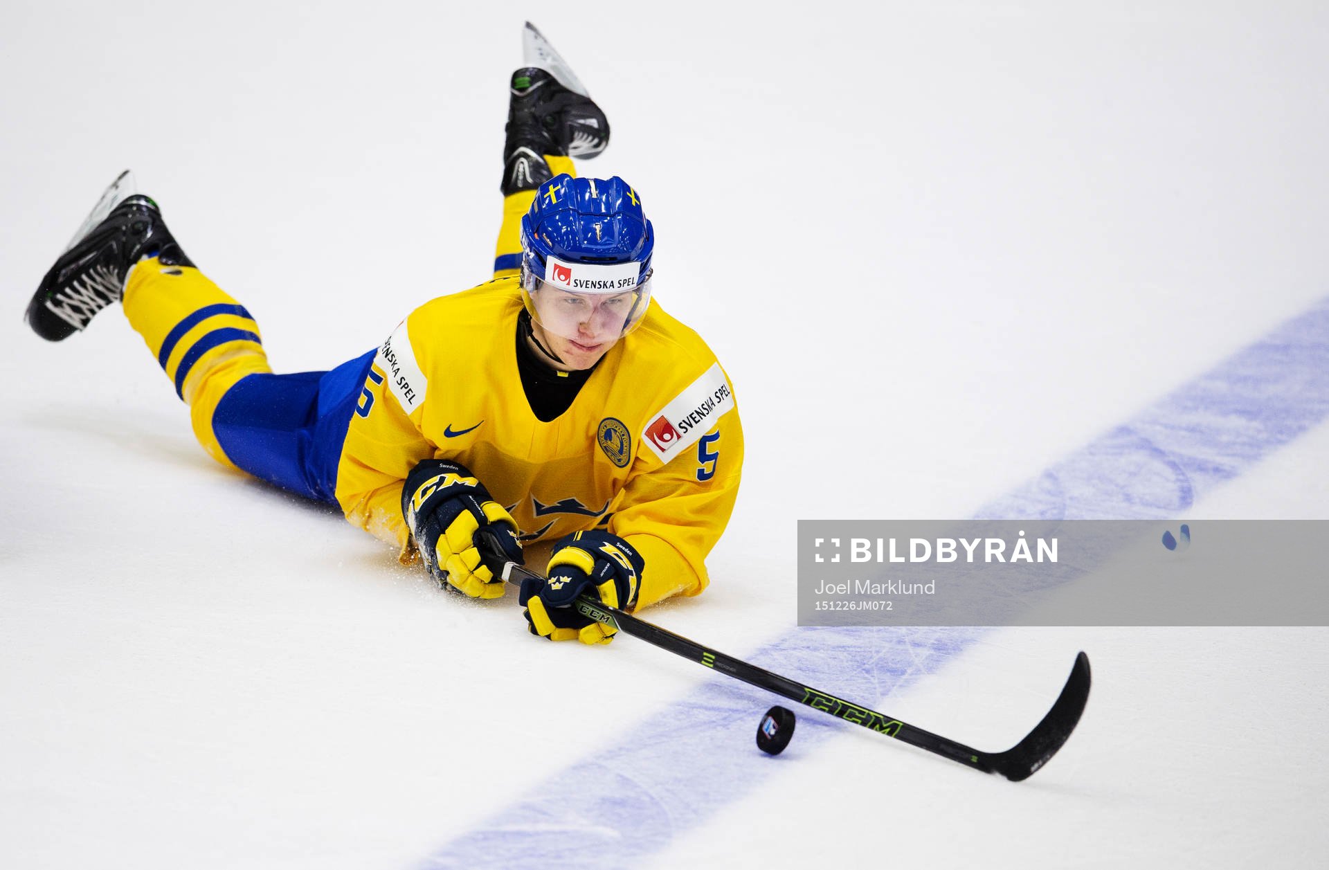Sveriges Adam Ollas Mattsson slänger sig