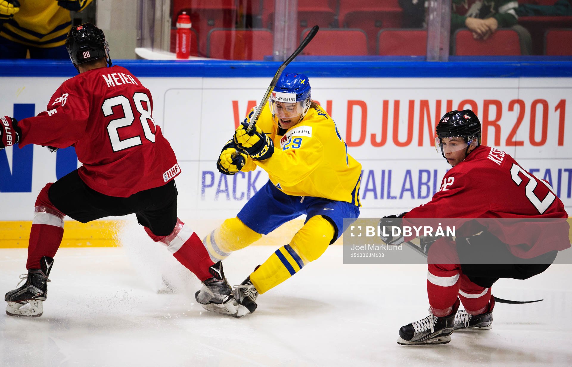Schweiz Timo Meier och Tino Kessler utmanas av Sveriges