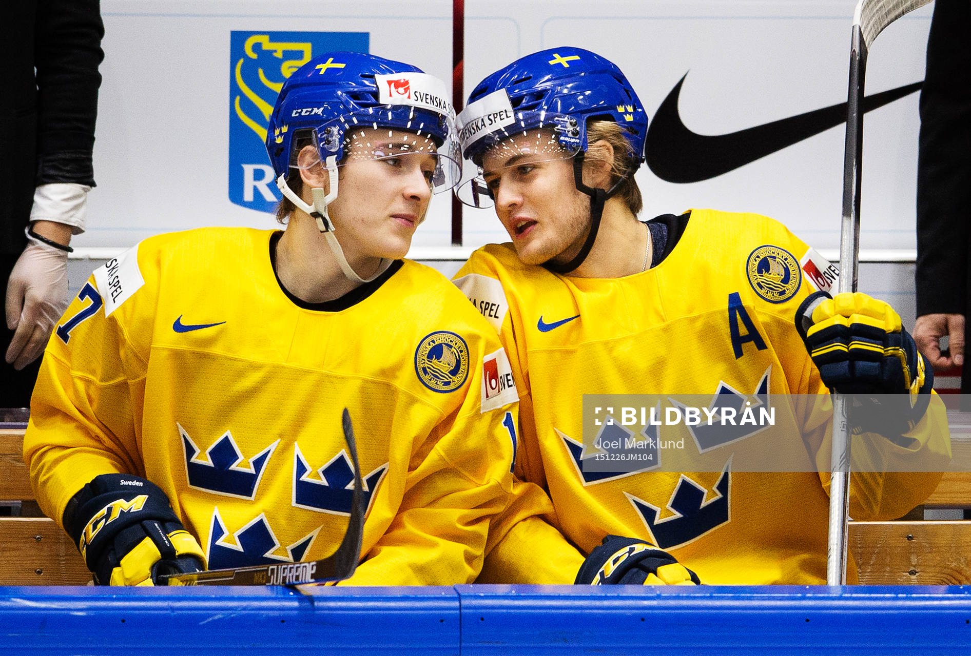 Sveriges Dmytro Timashov och William Nylander pratar med