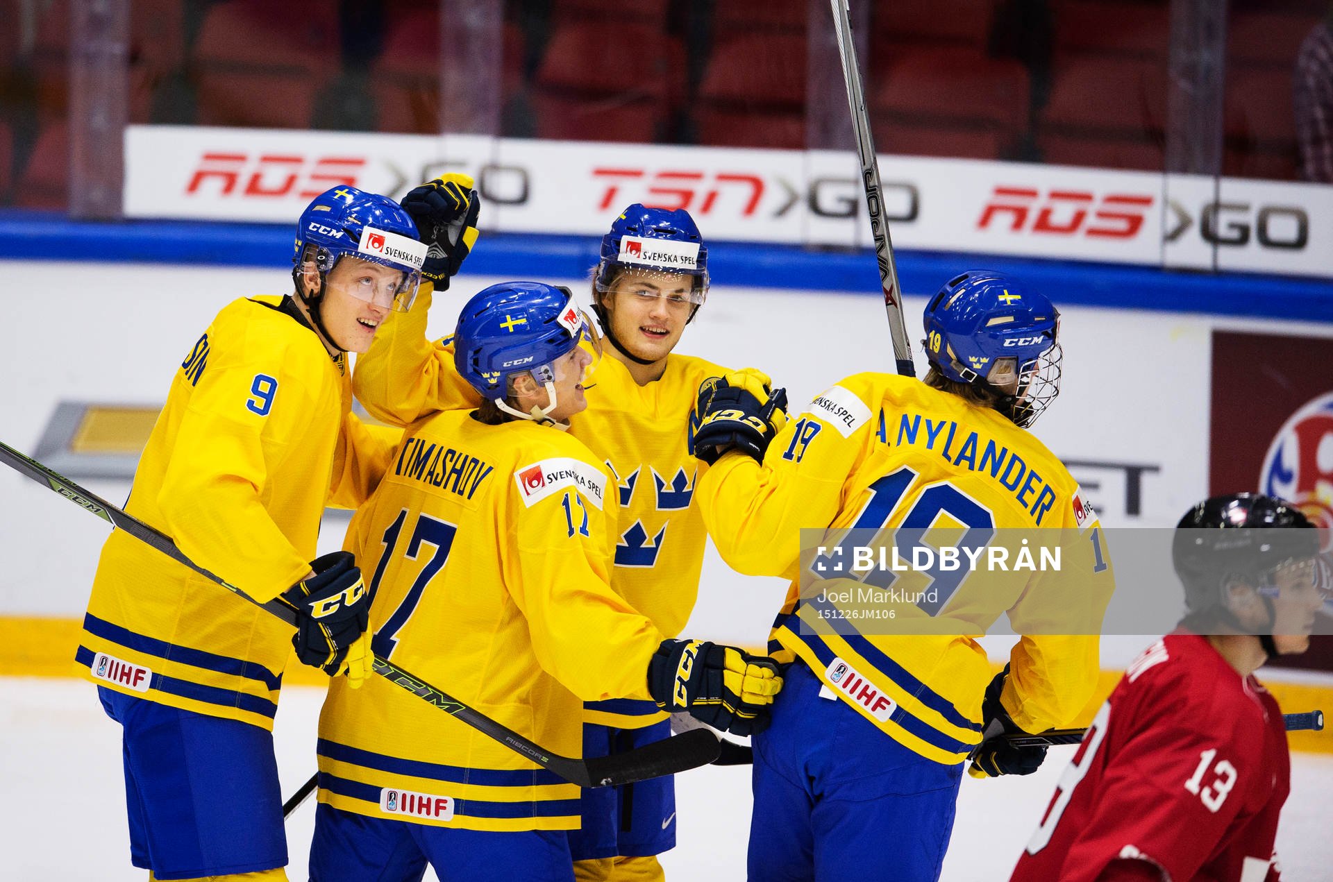 Sveriges Gabriel Carlsson, Dmytro Timashov, William
