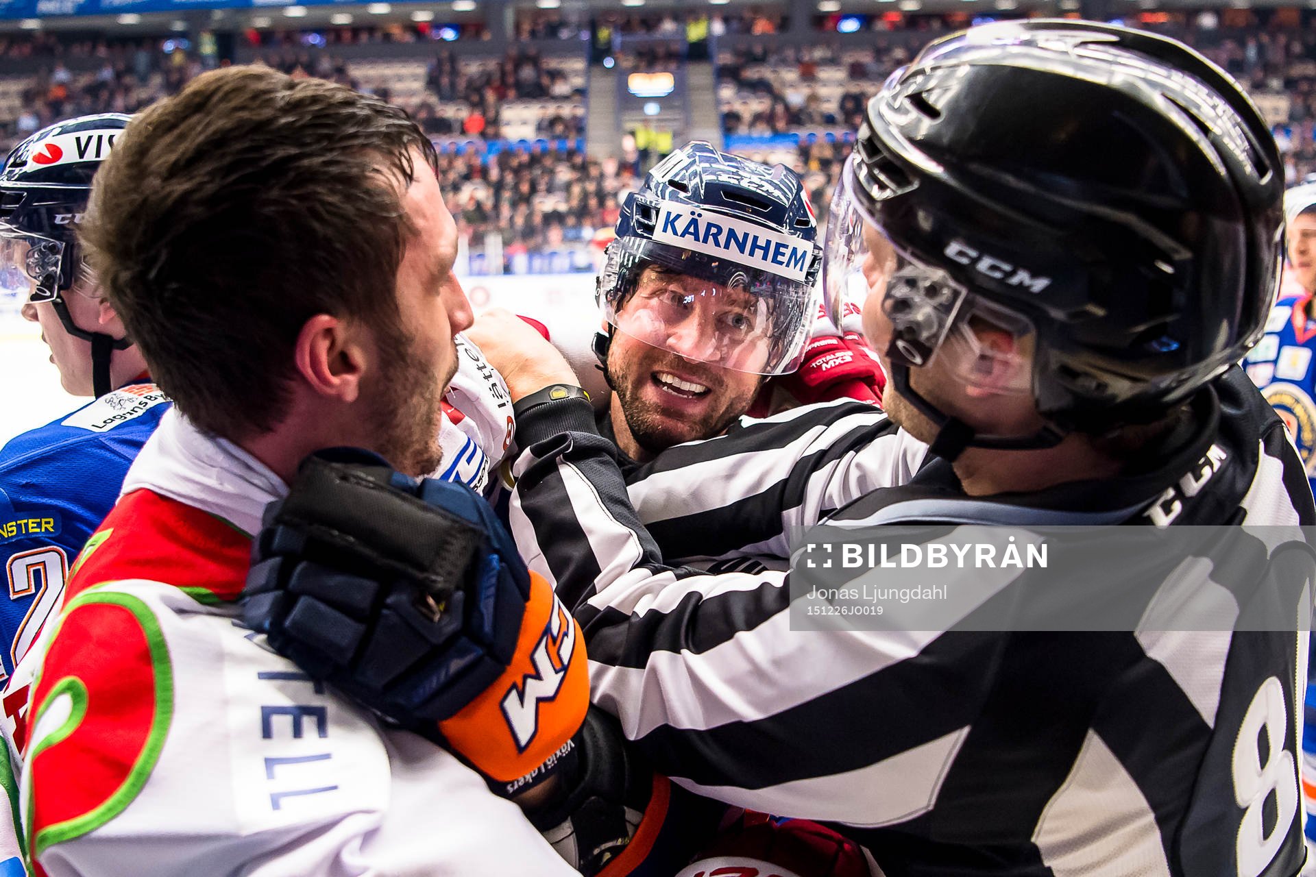 Gruff mellan Modos Maxim Lapierre och Växjös Adam Burish