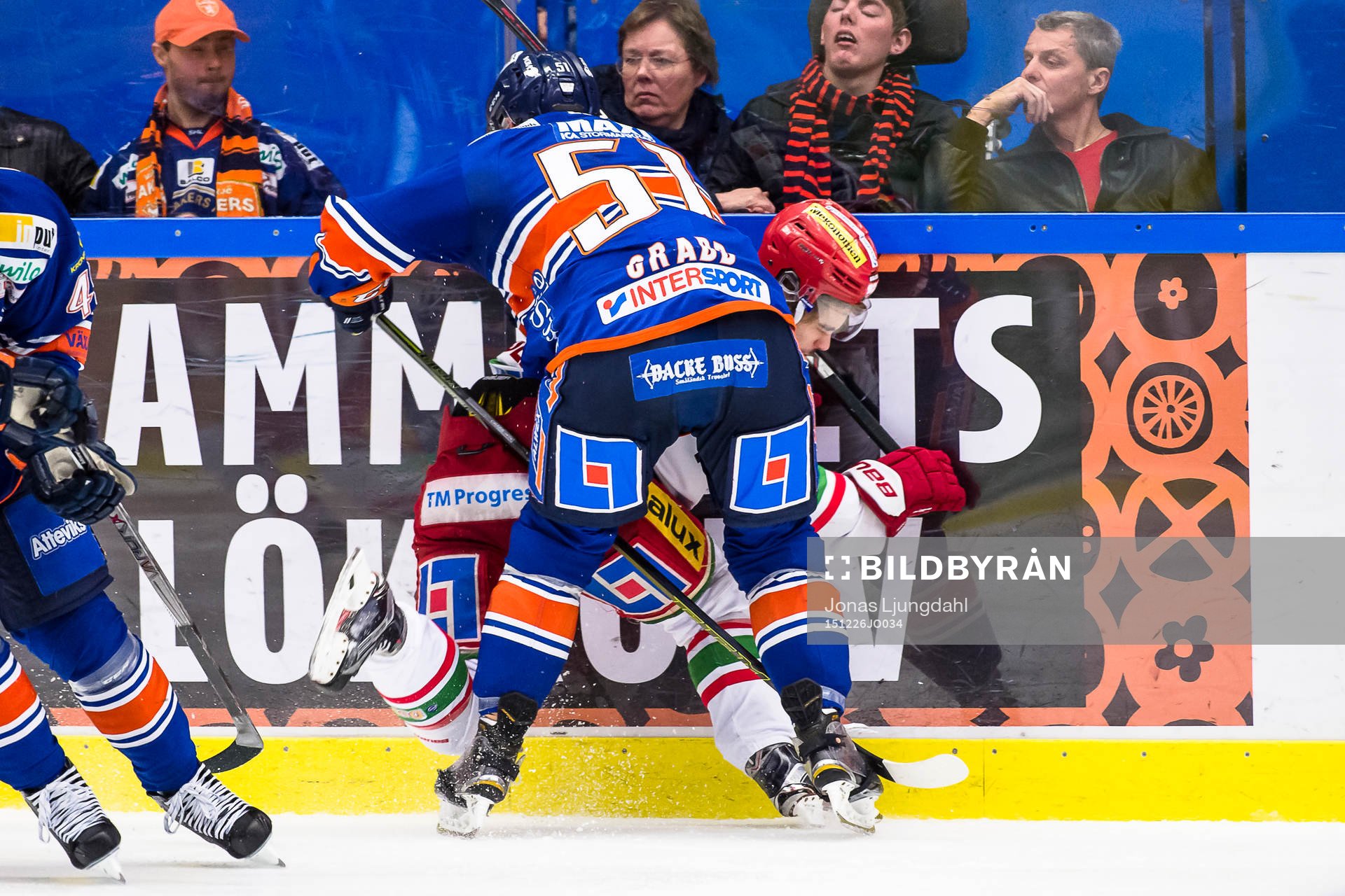 Växjös Joey Crabb tacklar Modos Gustav Possler