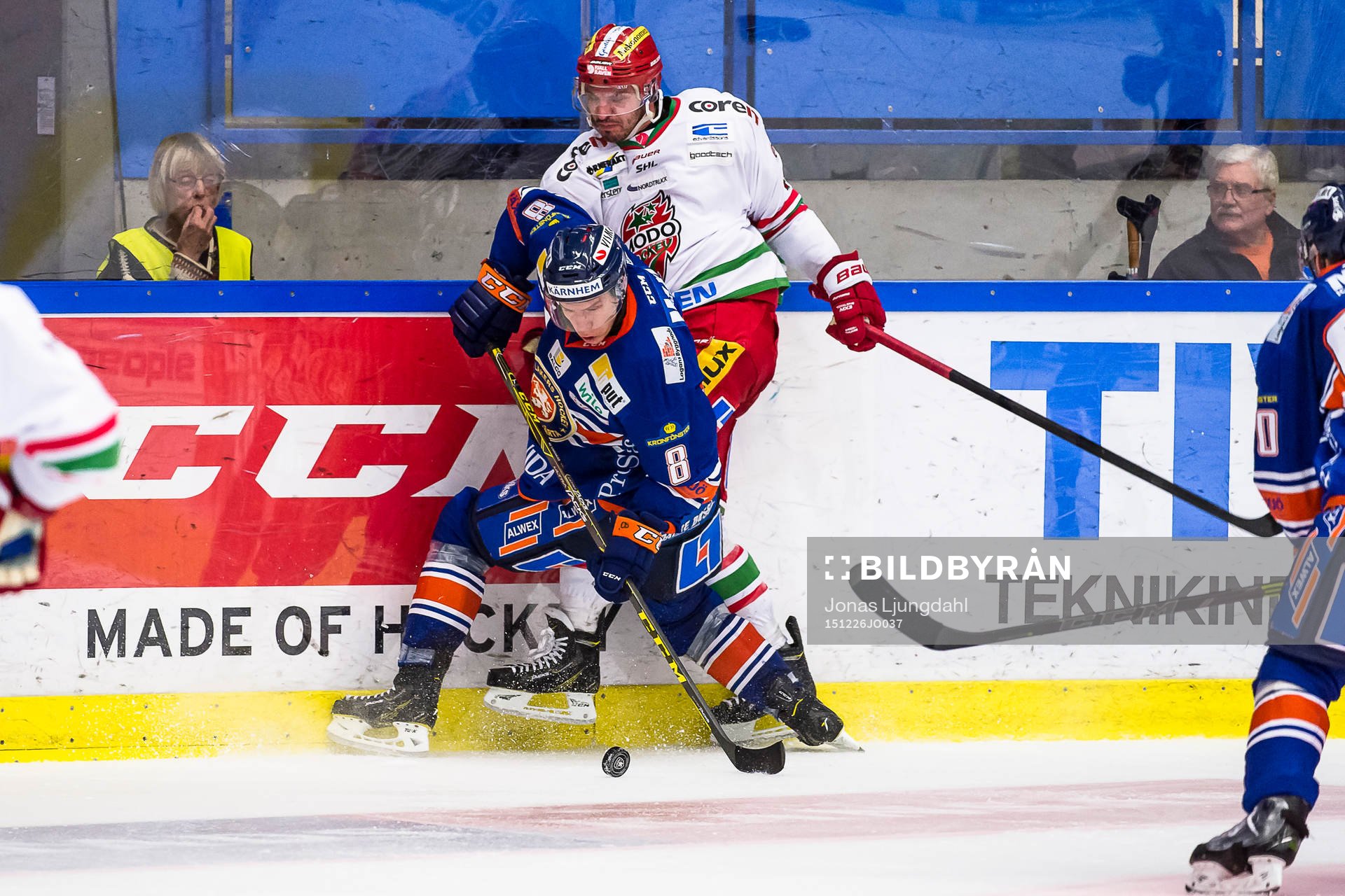 Växjös Ville Varakas tacklar Modos Maxim Lapierre
