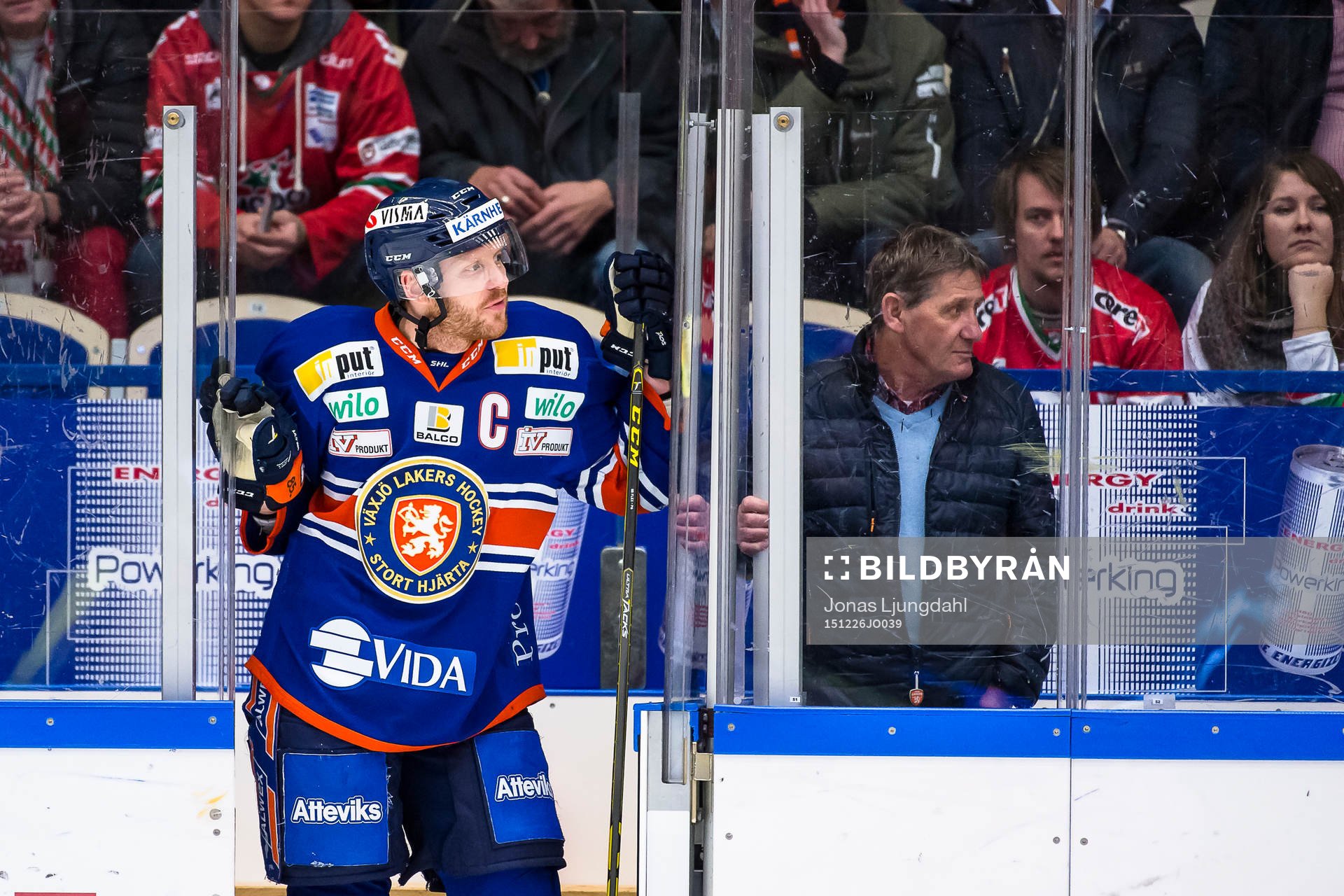Växjös Liam Reddox pratar med domaren från
