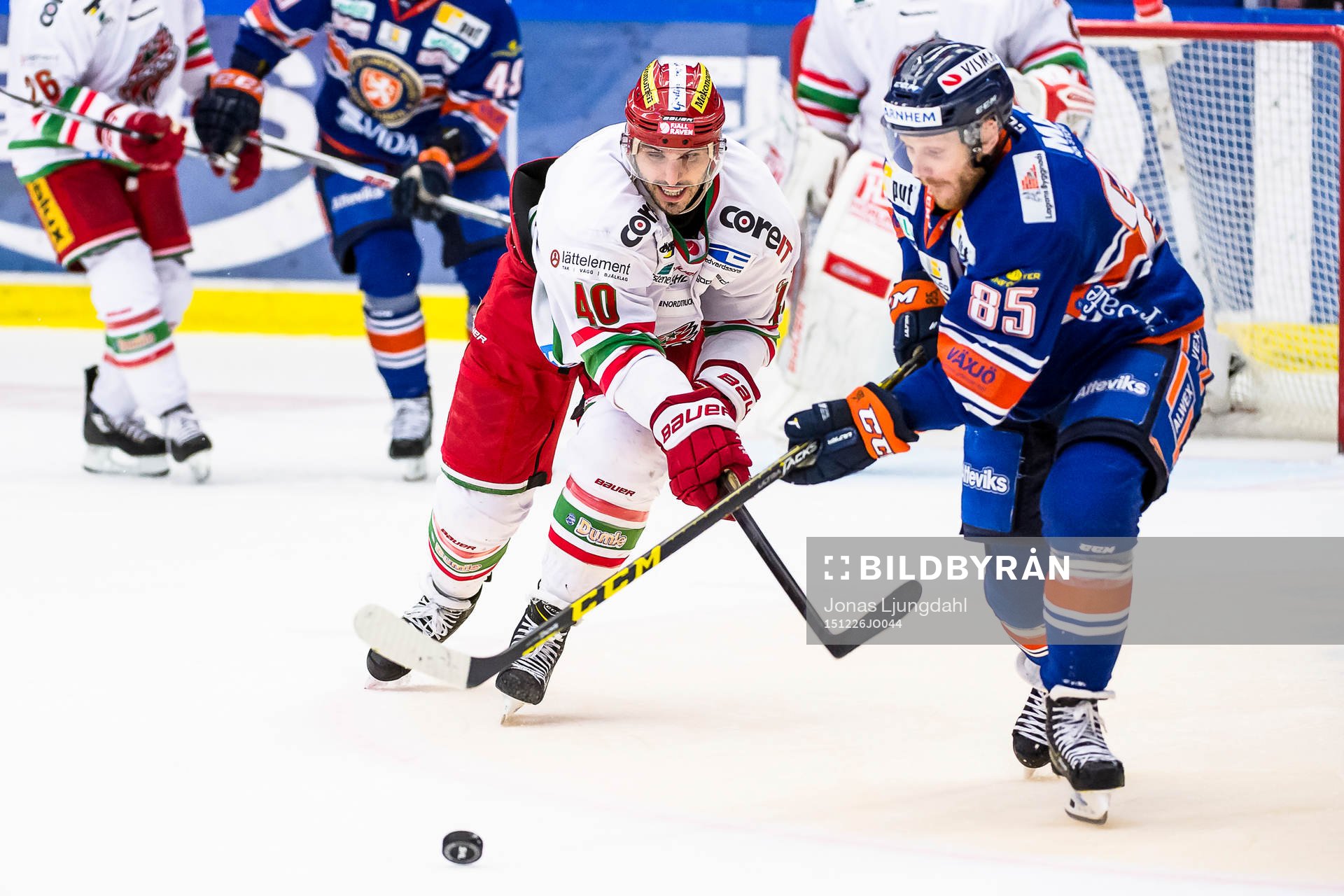 Modos Maxim Lapierre jagar Växjös Liam Reddox
