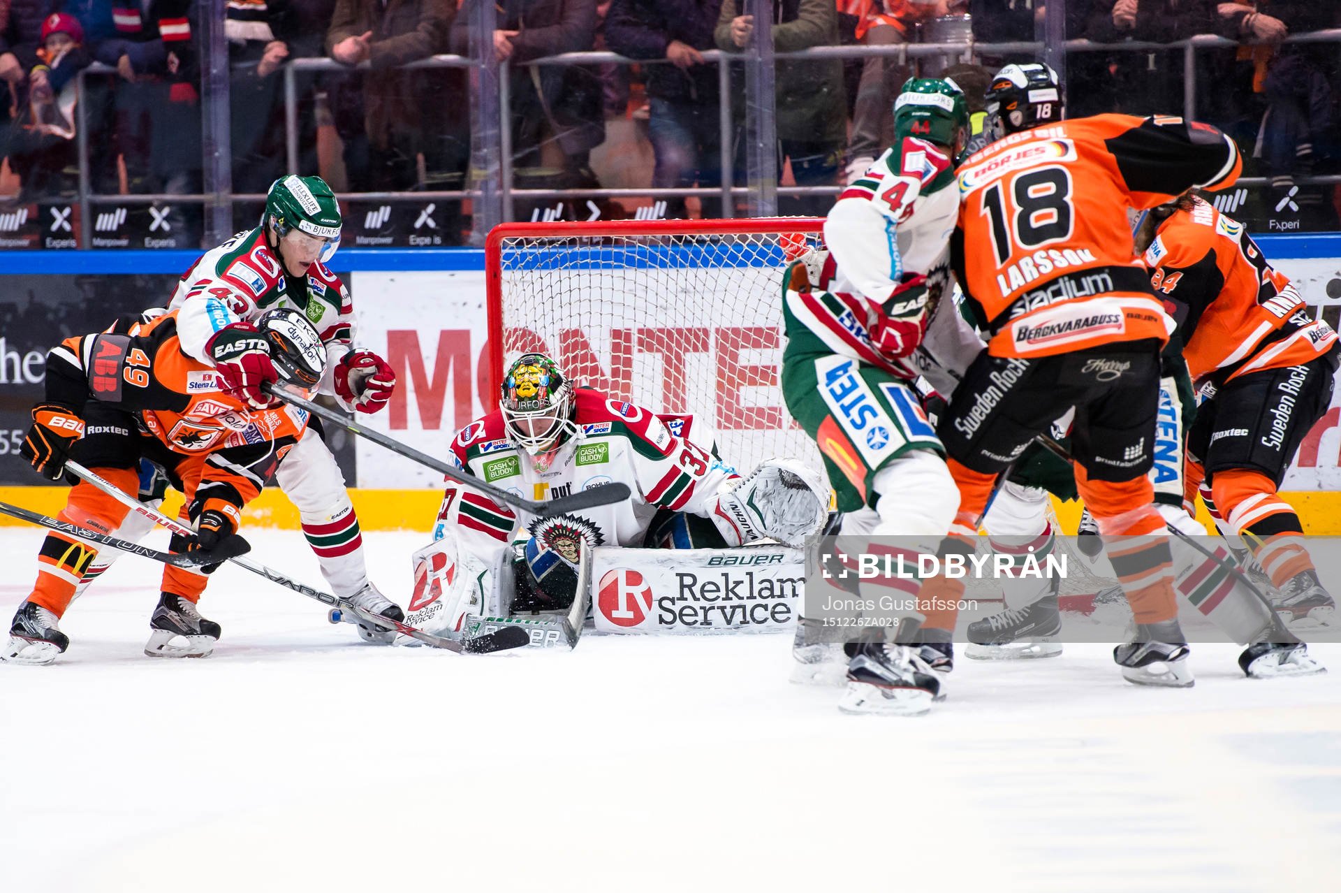 Frölundas målvakt Johan Gustafsson gör en räddning