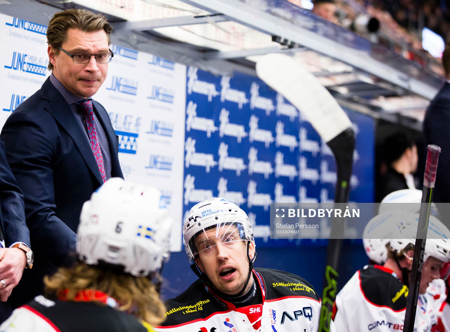 Malmö Redhawks tränare Björn Hellkvist i samtal med