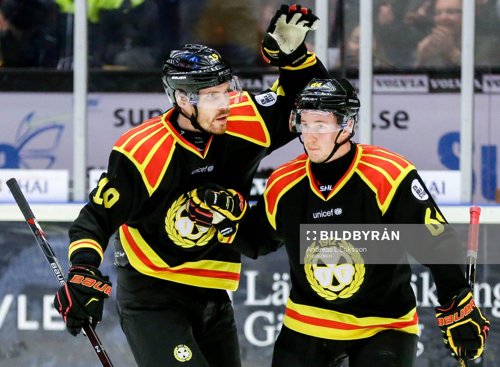 Brynäs Anssi Salmela och Jonathan Pudas jublar