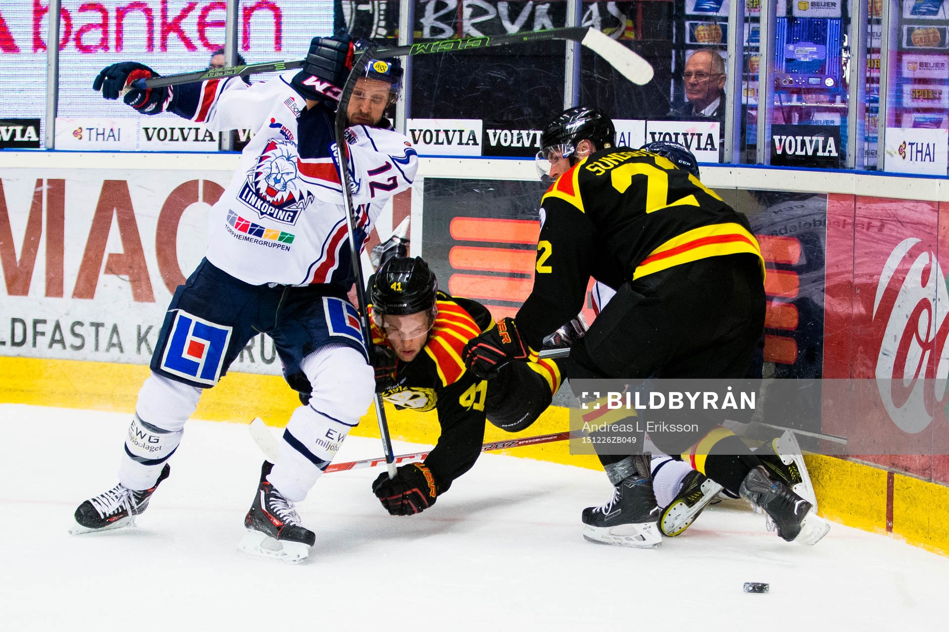Linköpings Sebastian Karlsson i kamp om pucken med Brynäs