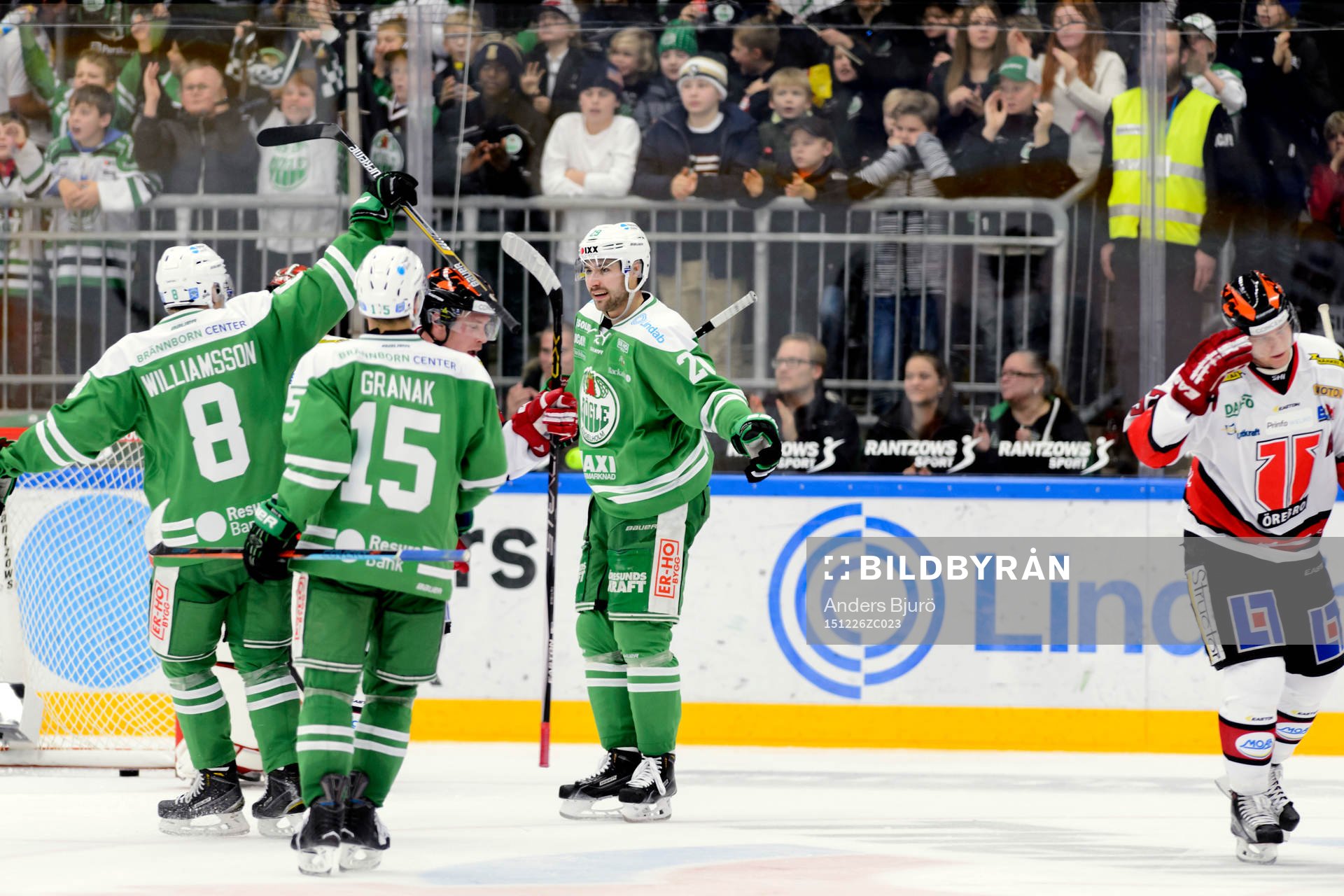 Rögles Jesper Williamsson och Dominik Granak jublar med