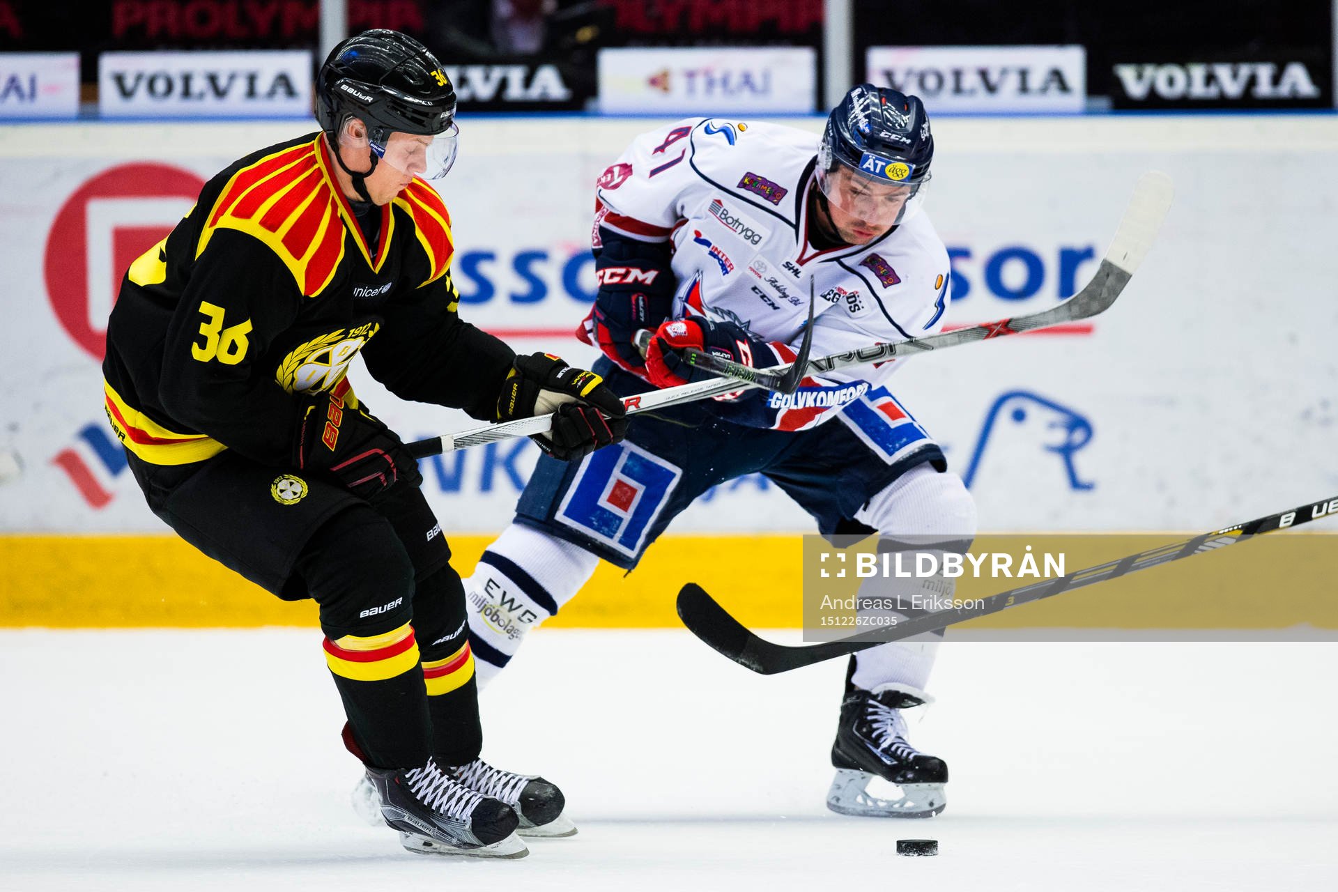 Brynäs Linus Ölundi kamp om pucken med Linköpings Broc