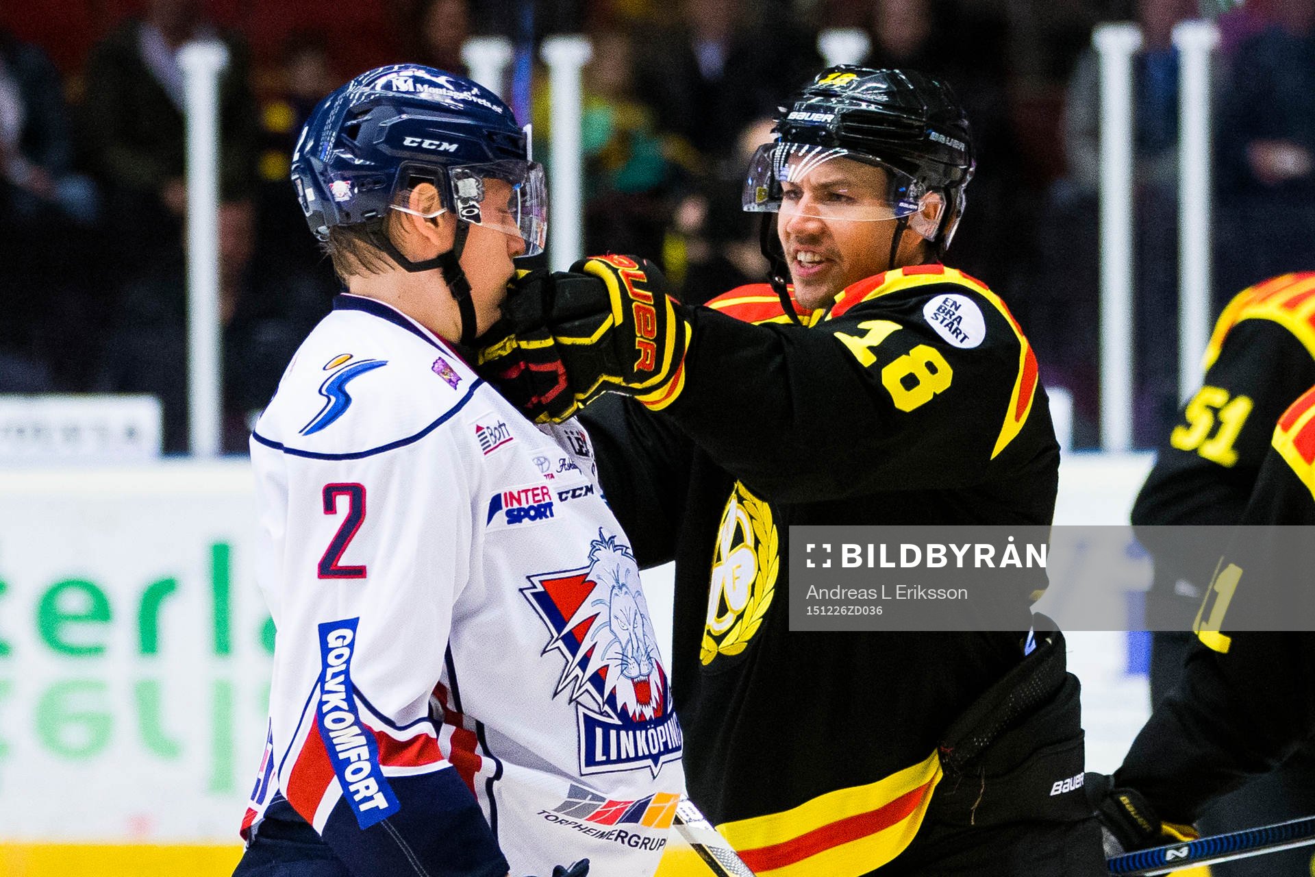 Linköpings Vilmos Gallo får handsken från Brynäs Anton