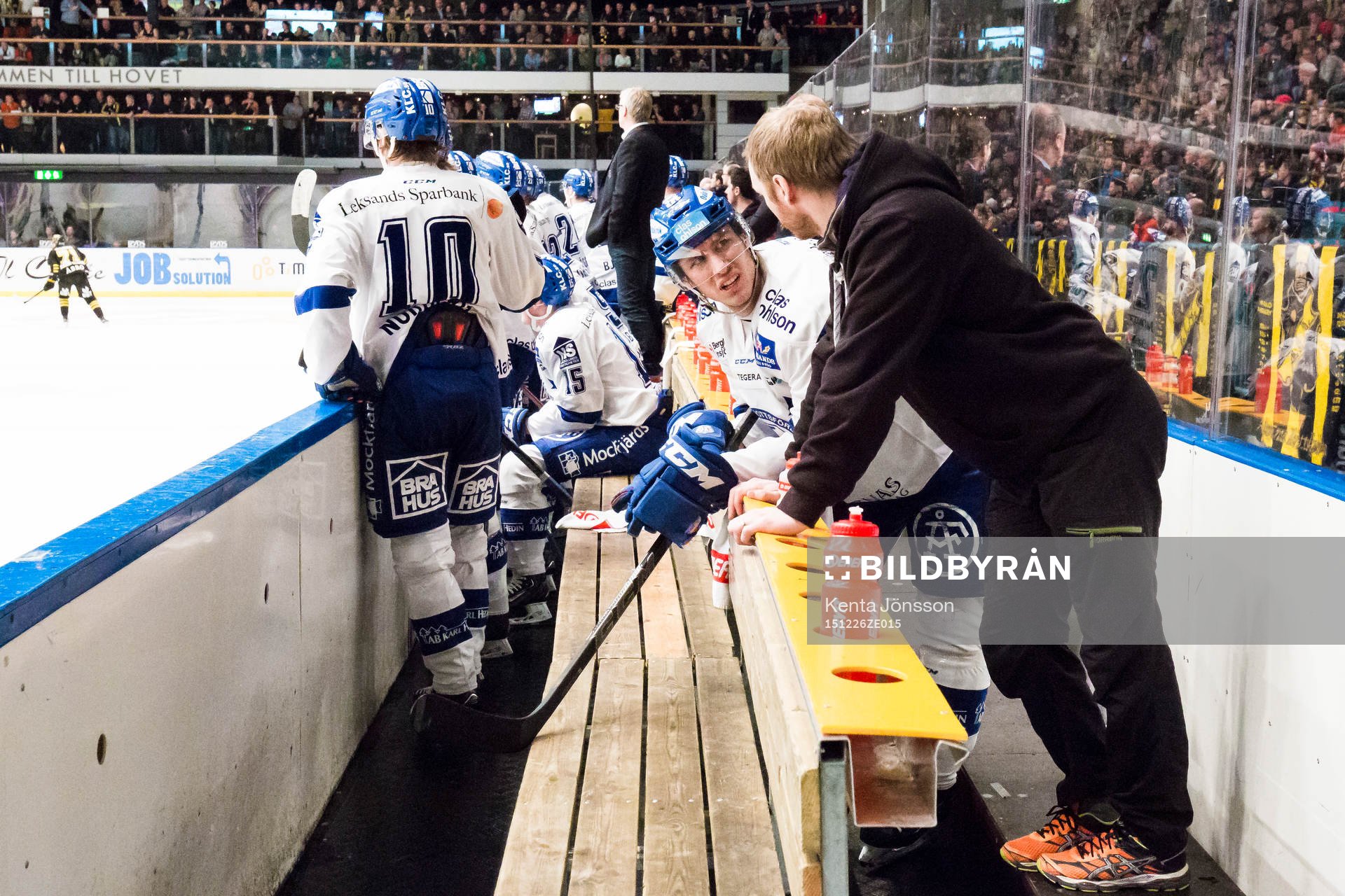 Leksands Jon Knuts ser bekymrad ut i båset