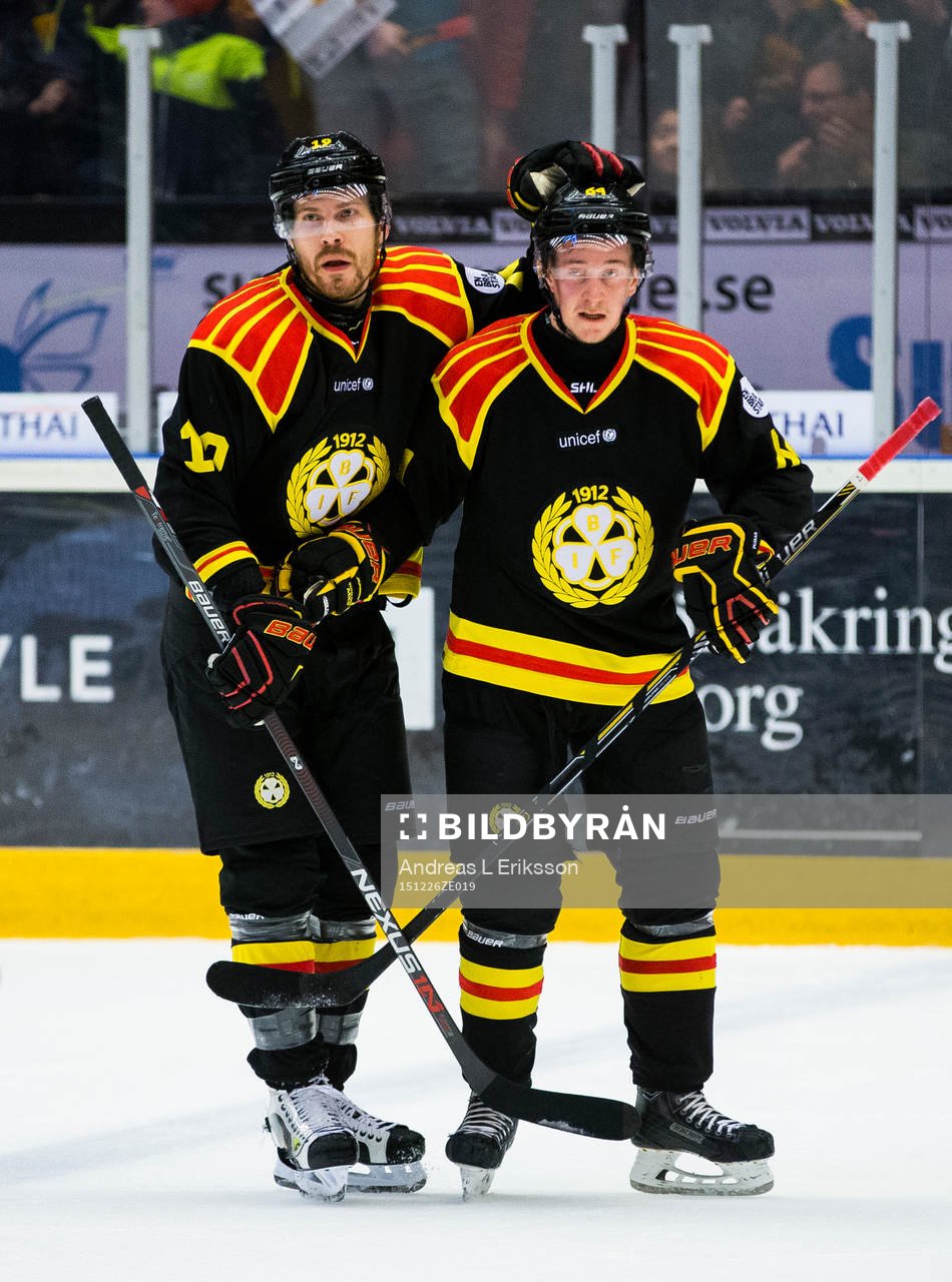 Brynäs Anssi Salmela och Jonathan Pudas jublar