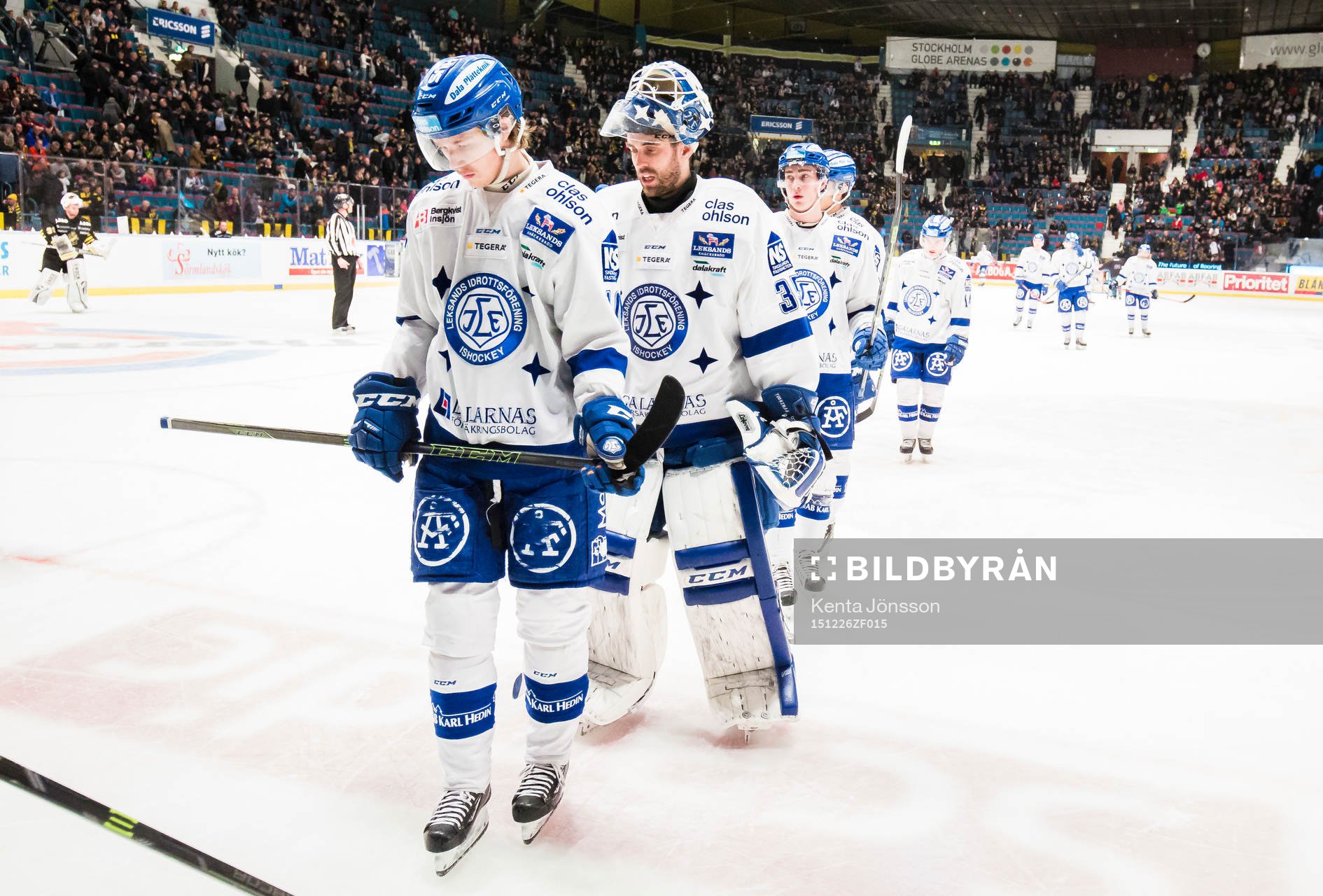 Leksands Simon Norberg och målvakt Frans Tuohimaa  ser