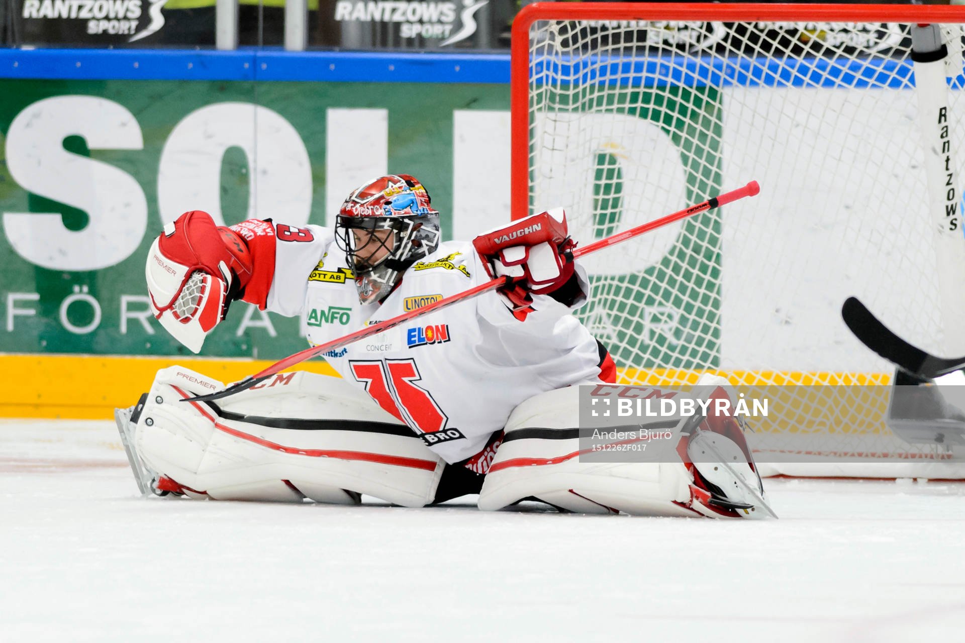 Örebros målvakt Julius Hudacek räddar