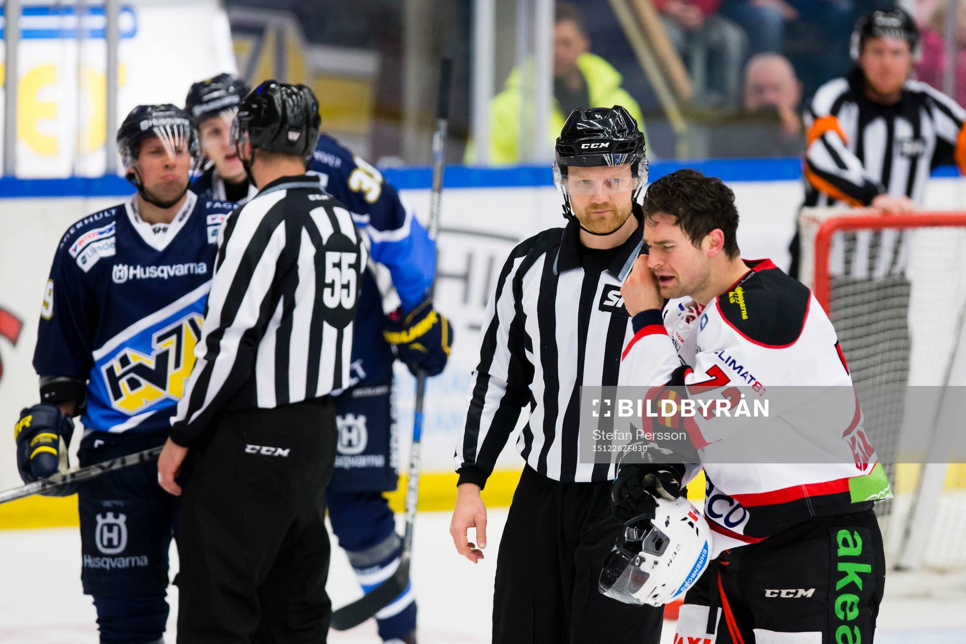 s Chris Abbott (v) och Malmö Redhawks T.J. Galiardi hånar