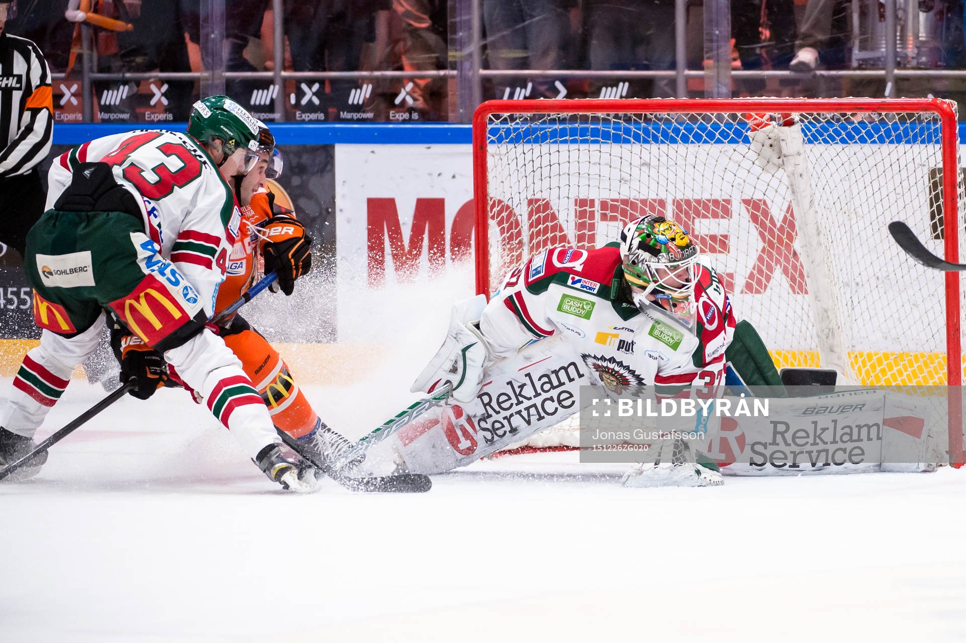 Frölundas målvakt Johan Gustafsson gör en räddning