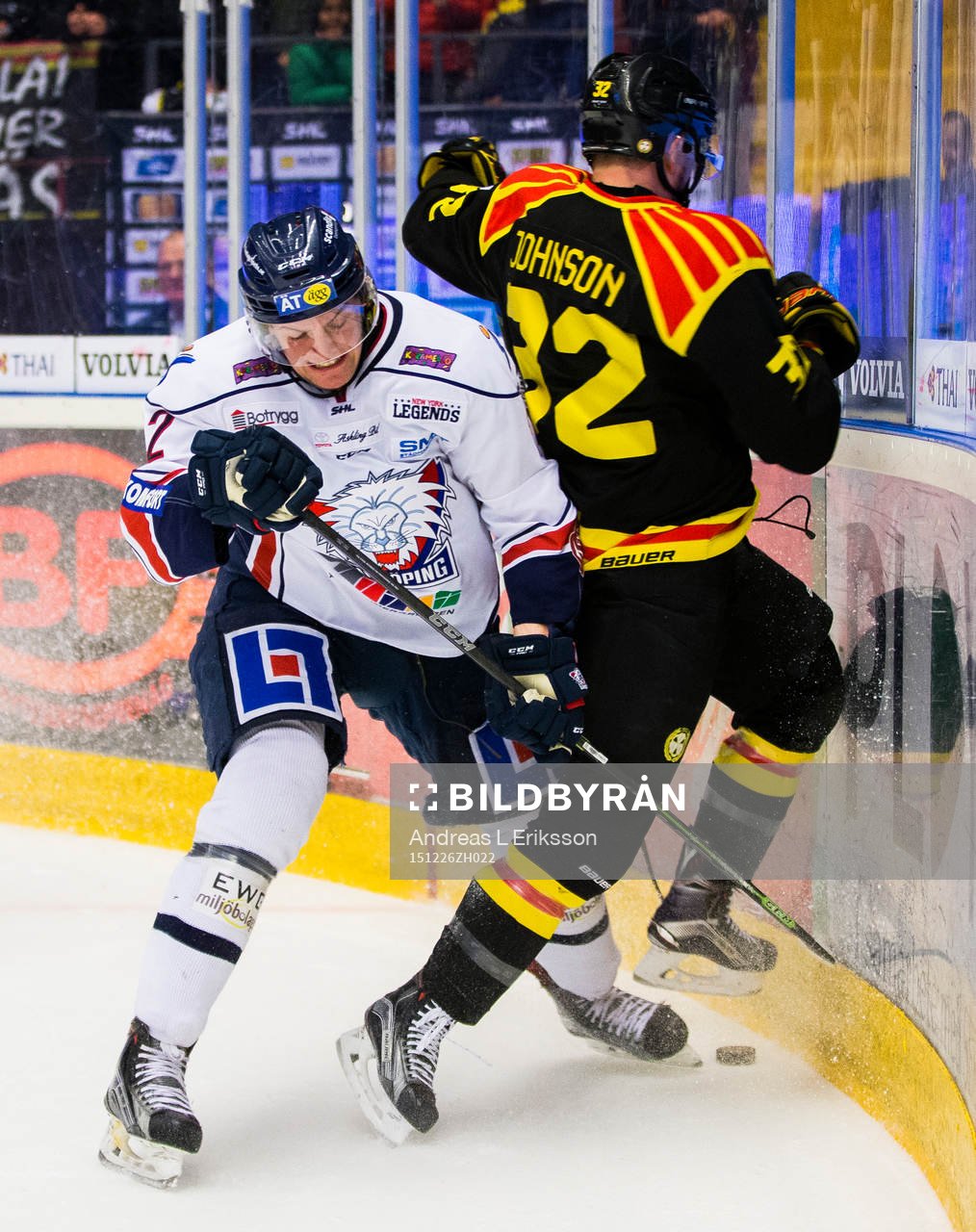 Linköpings Vilmos Gallo och Brynäs Nick Johnson i kamp om