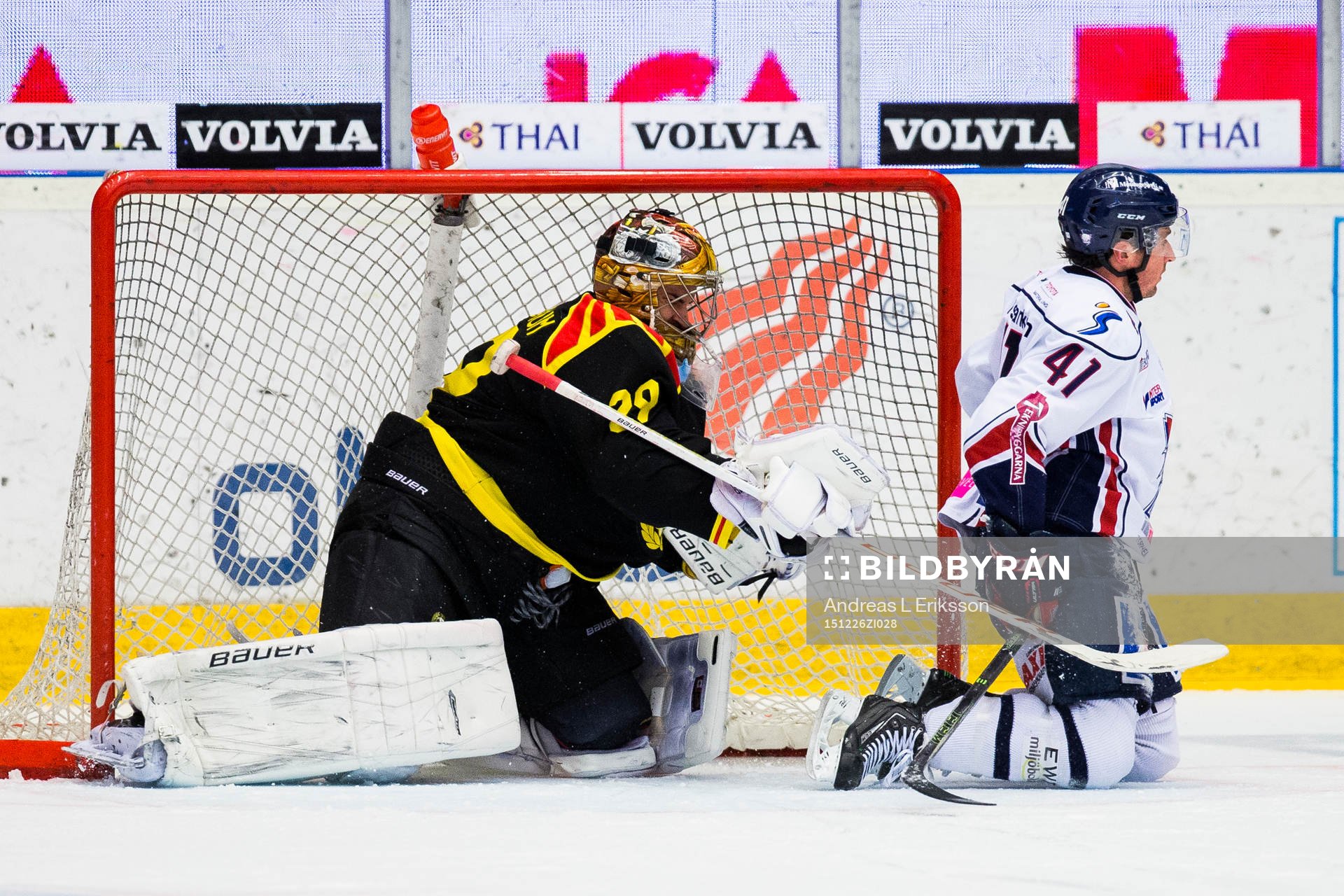 Brynäs målvakt Bernhard Starkbaum slår Linköpings Broc