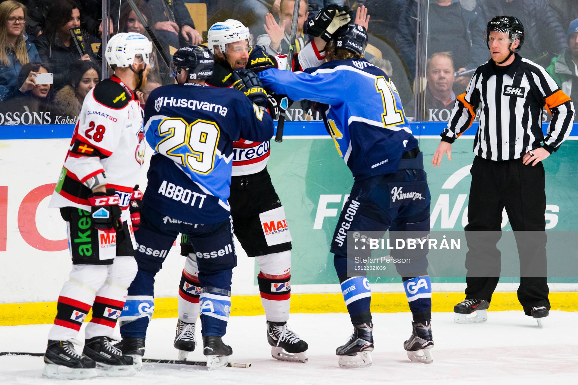 Gruff mellan Malmö Redhawks Jens Olsson och Andreas