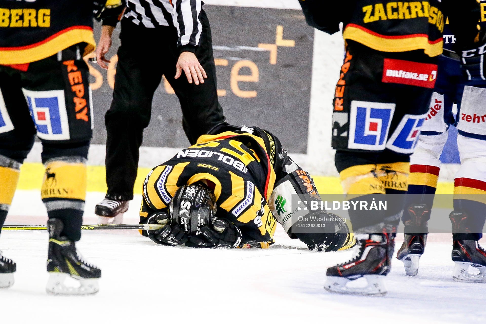 Skellefteås Arvid Lundberg fick en puck i ansiktet och