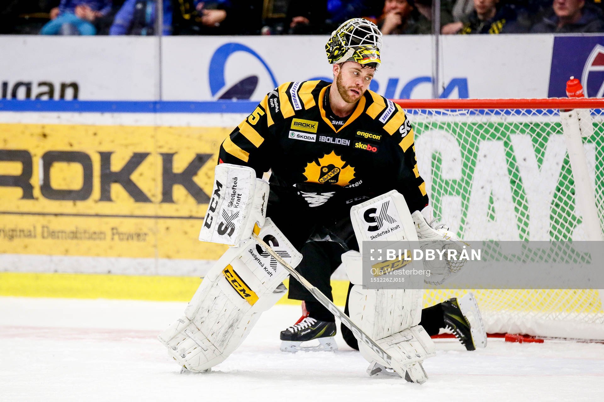 Skellefteås målvakt Markus Svensson fick ont