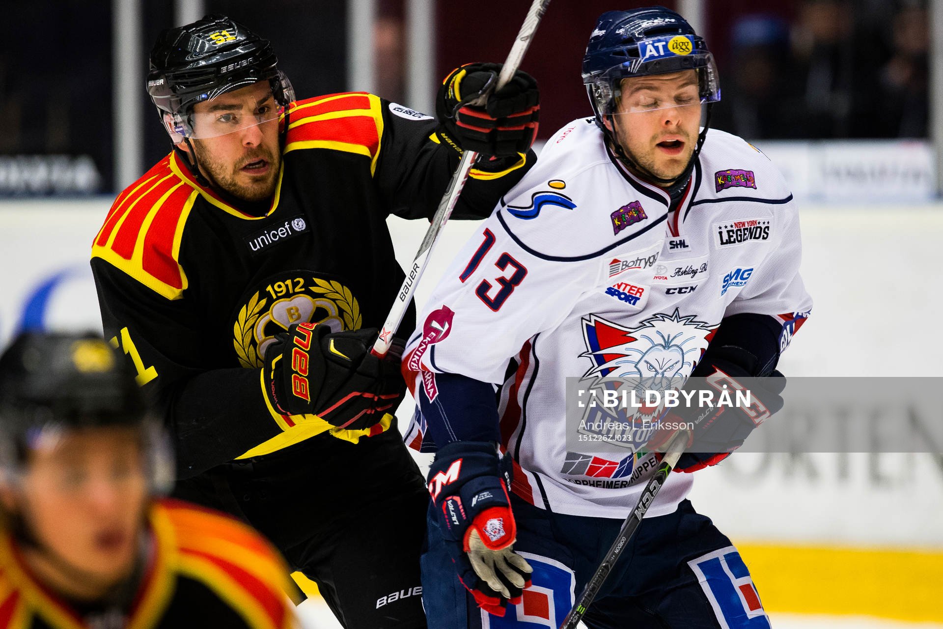 Brynäs Marc Zanetti i en närkamp med Linköpings Andrew