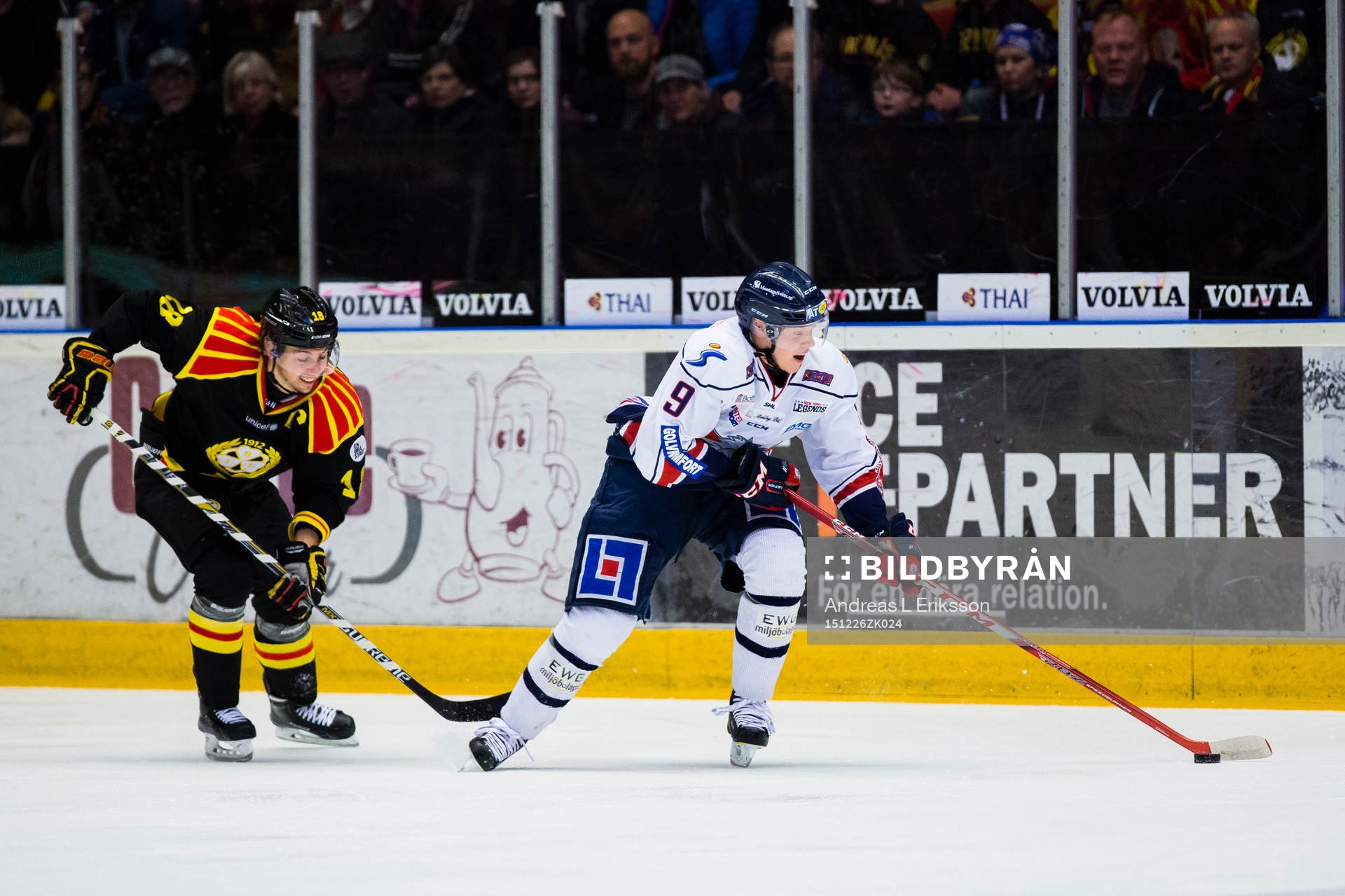 Brynäs Martin Naenfeldt jagar Linköpings Anton Karlsson
