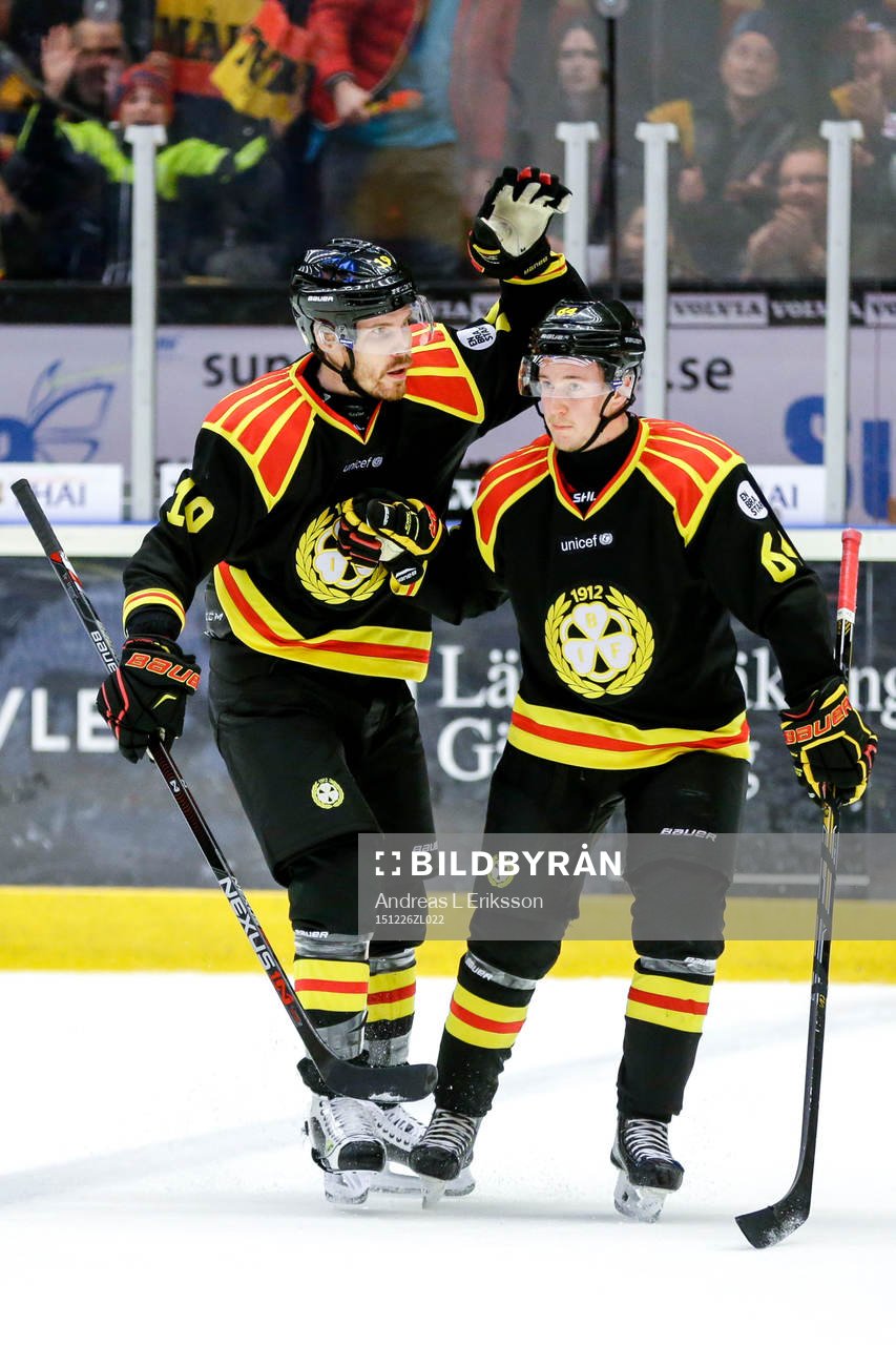 Brynäs Anssi Salmela och Jonathan Pudas jublar