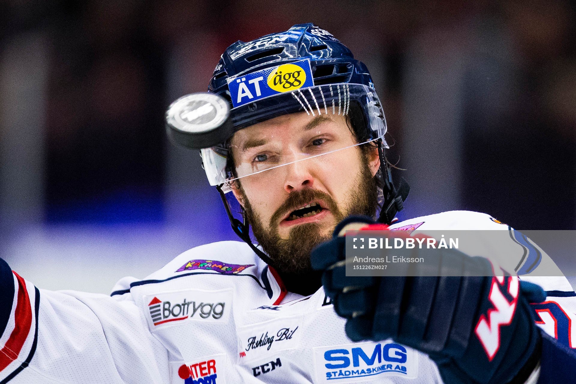 Linköpings Niklas Persson håller blicken på pucken