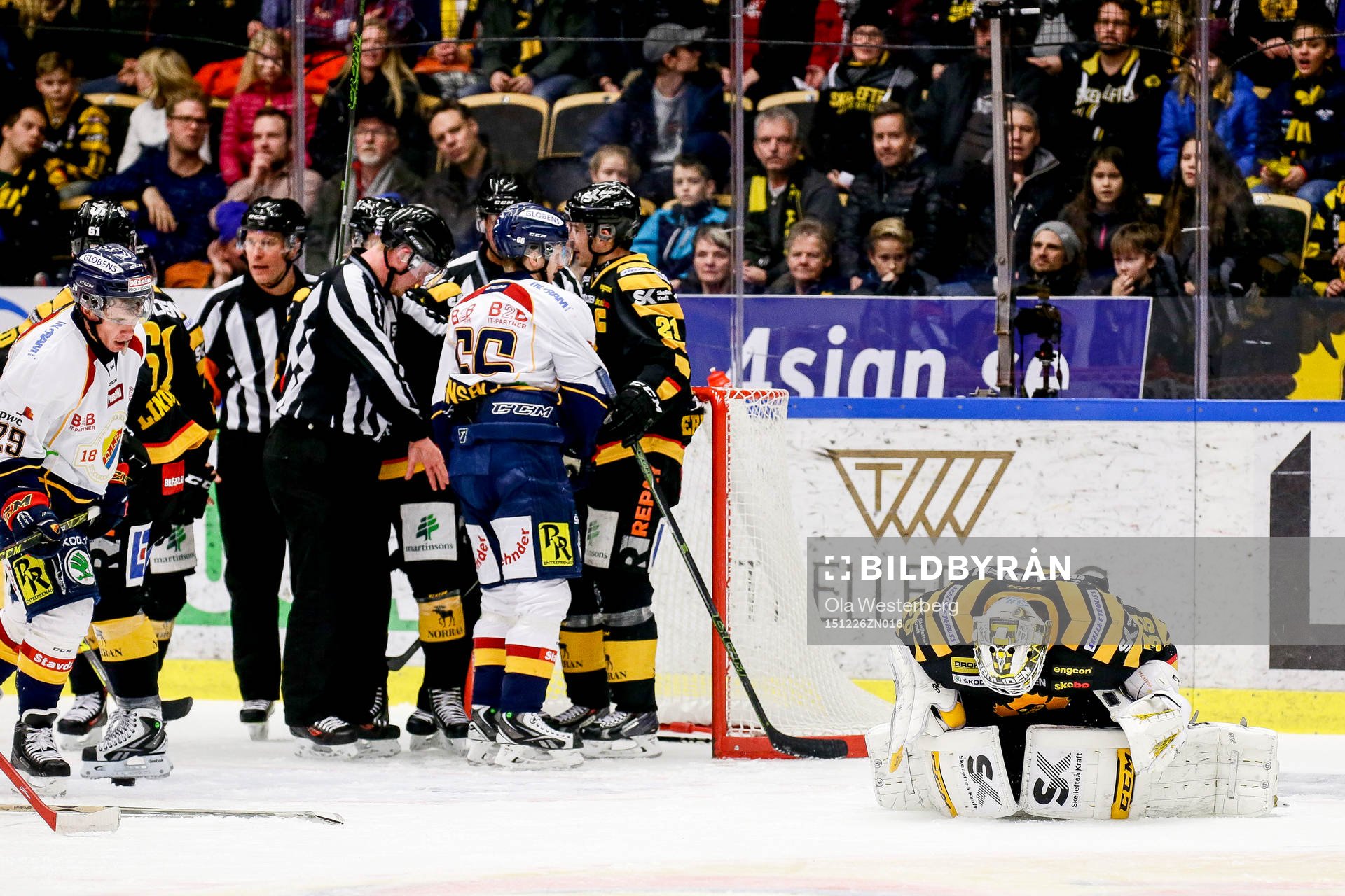 Skellefteås målvakt Markus Svensson fick ont