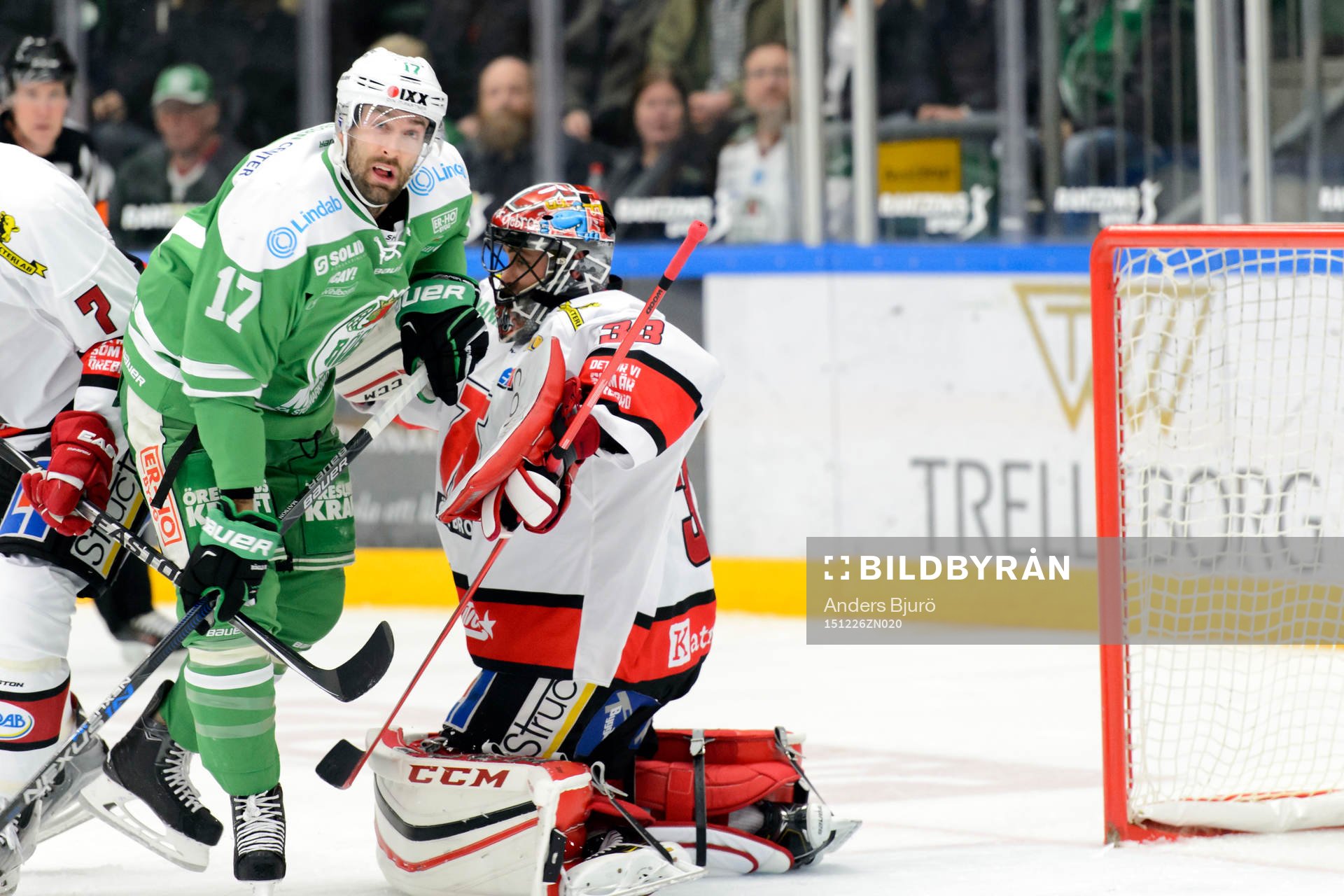 Rögles Taylor Matson oroar framför Örebros målvakt