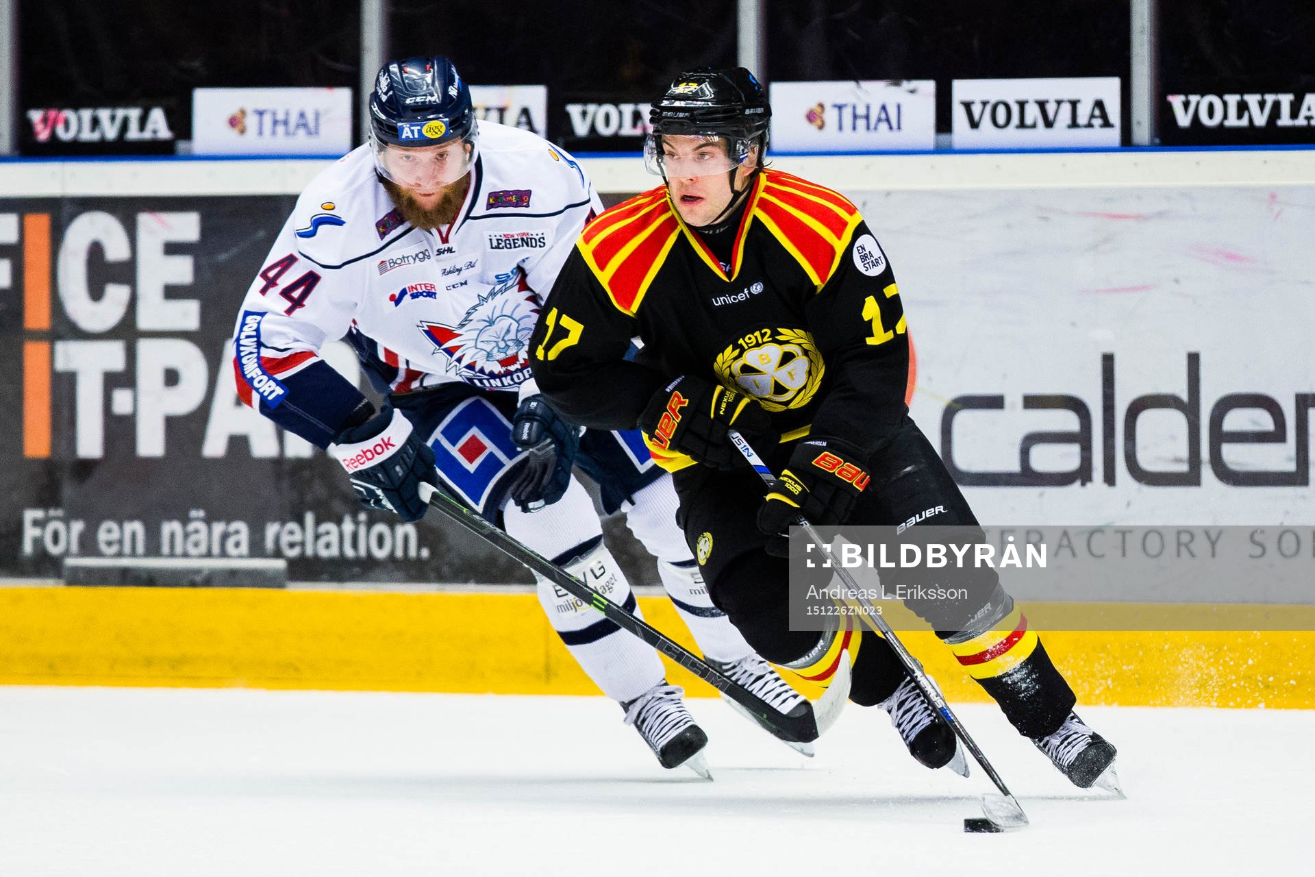 Linköpings Jonas Junland ligger skäret bakom Brynäs