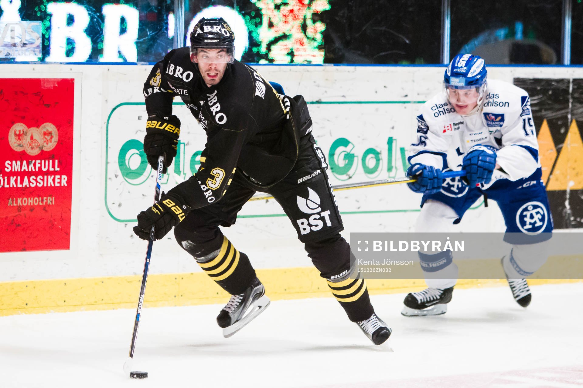 s Markus Lauridsen i kamp om pucken med Leksands Johan