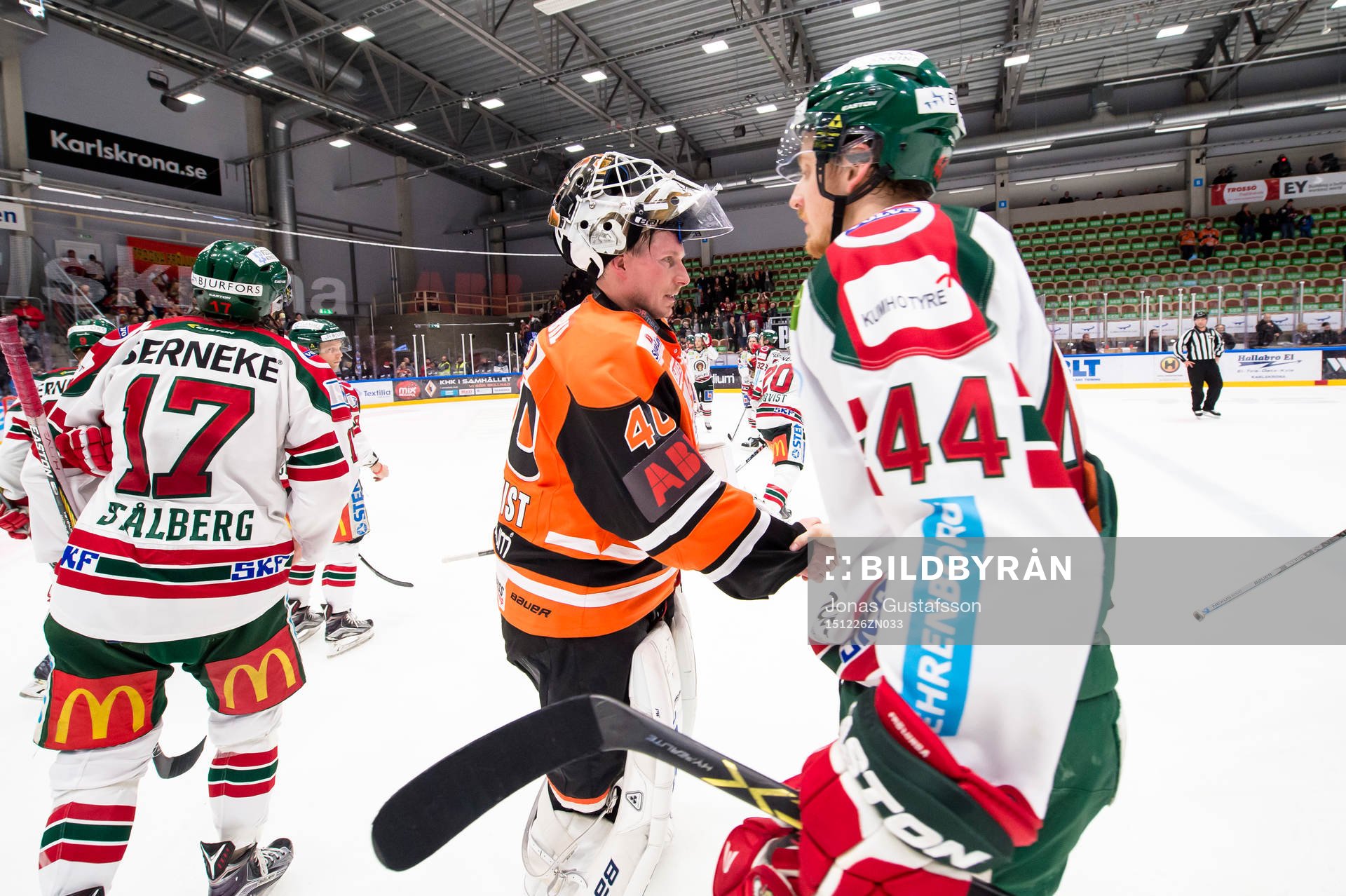 Karlskronas målvakt Johan Holmqvist  tackar Pontus