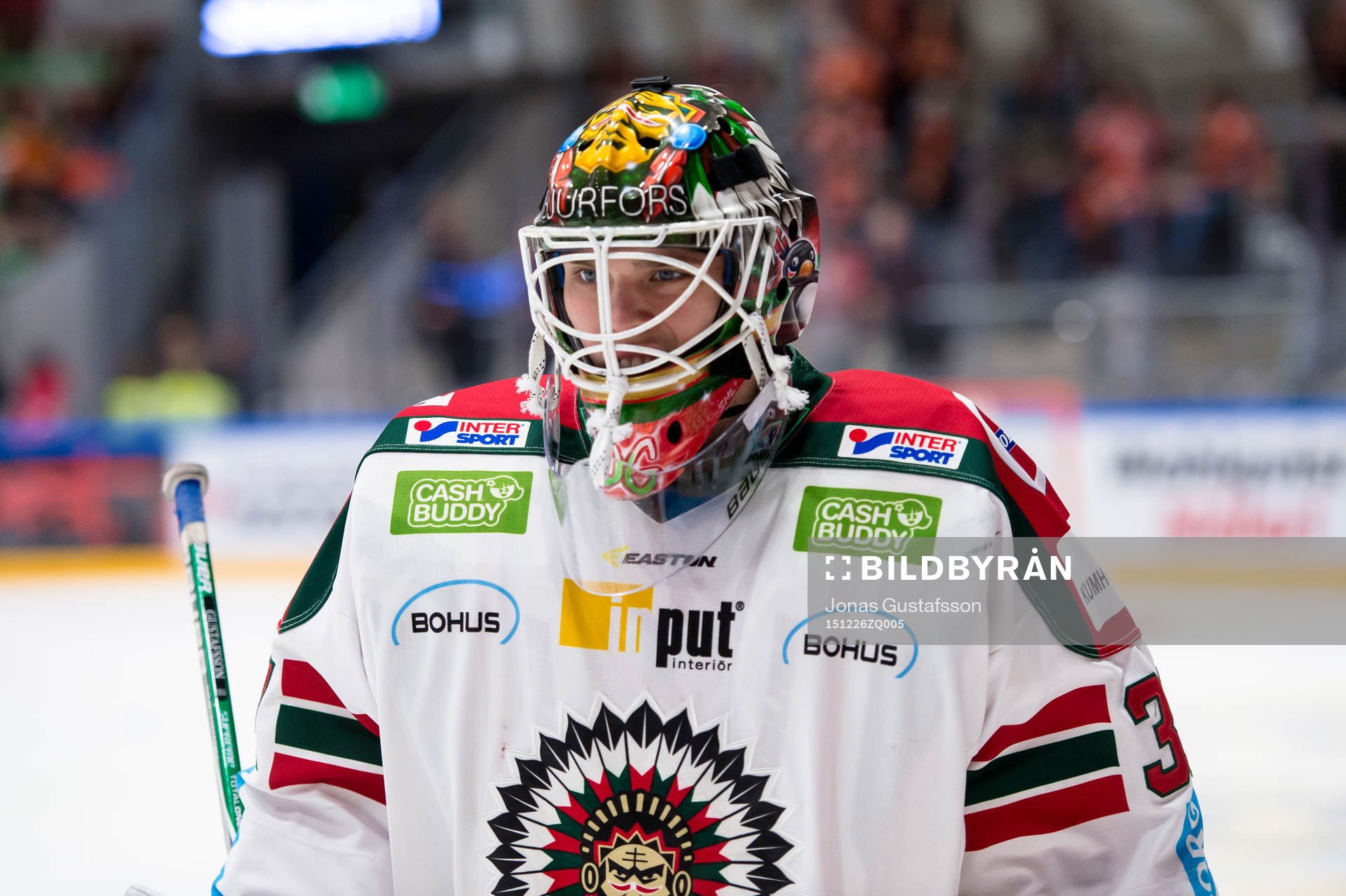 Frölundas målvakt Johan Gustafsson värmer upp