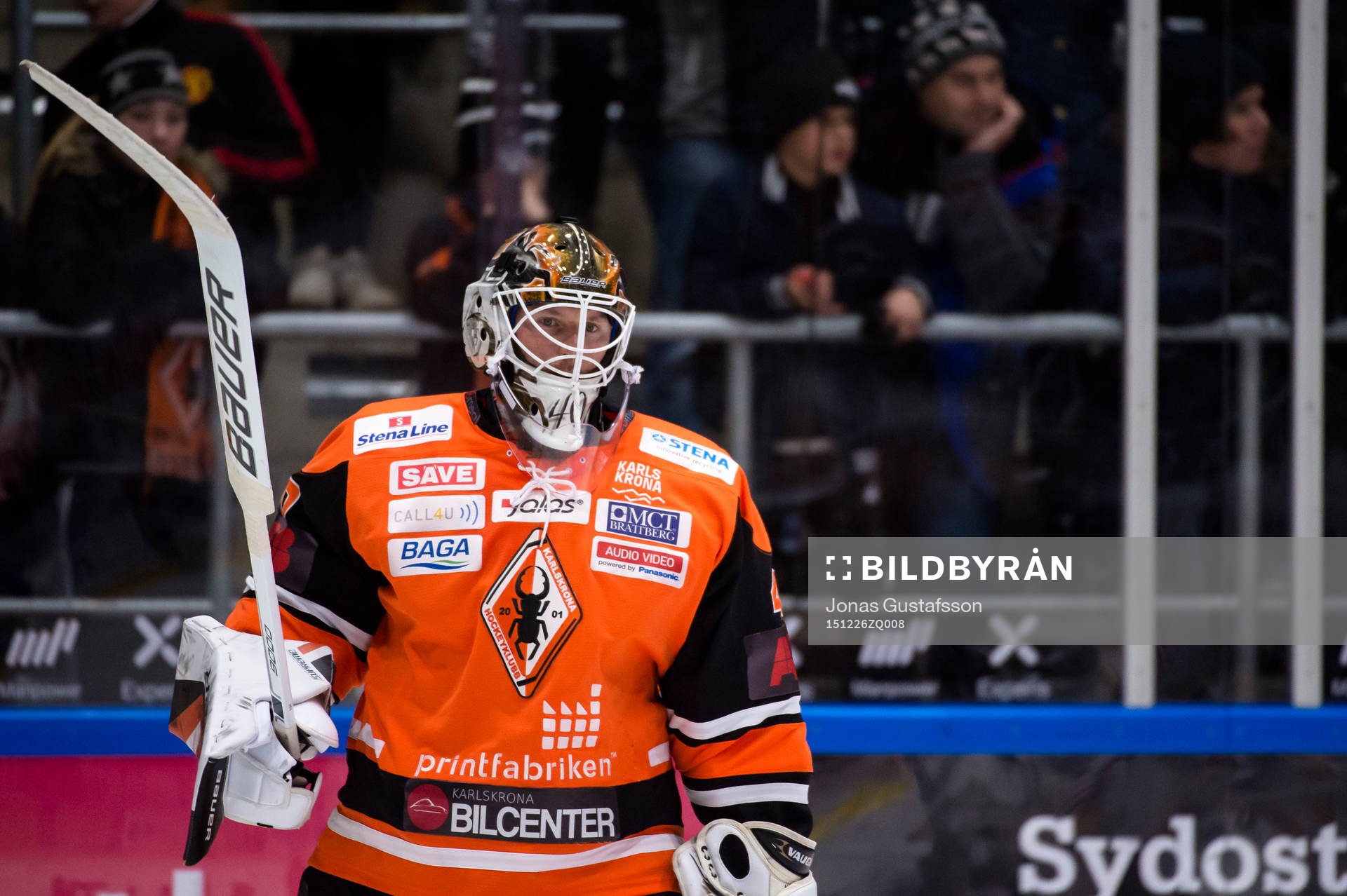 Karlskronas målvakt Johan Holmqvist värmer upp